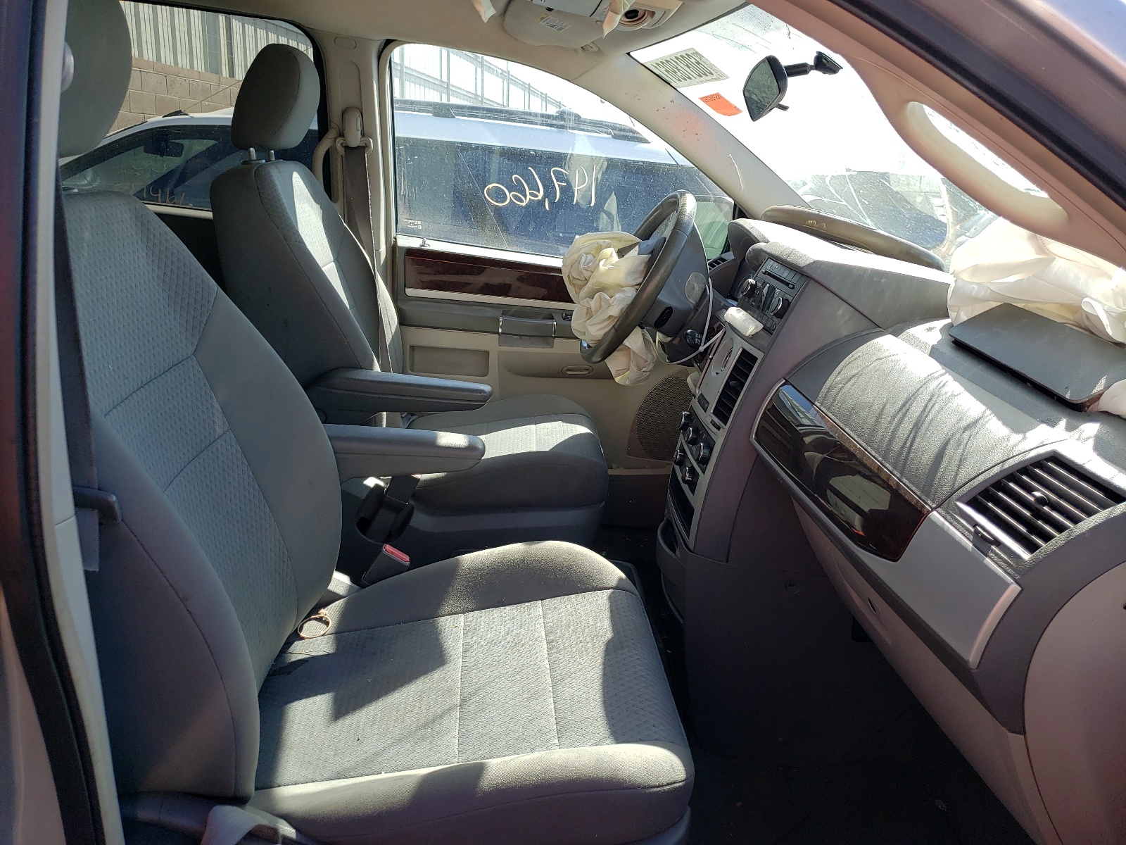 Photo 5 from auction – 2010 CHRYSLER TOWN & COU with VIN 2A4RR5D16AR270638