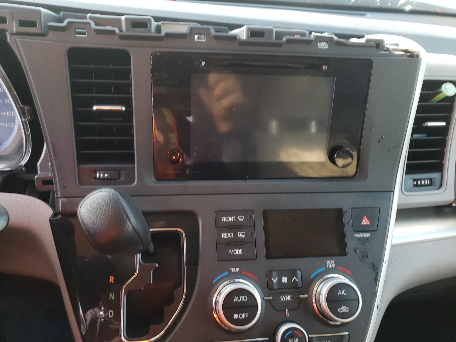 Photo 9 from auction – 2020 TOYOTA SIENNA LE with VIN 5TDKZ3DC3LS024007