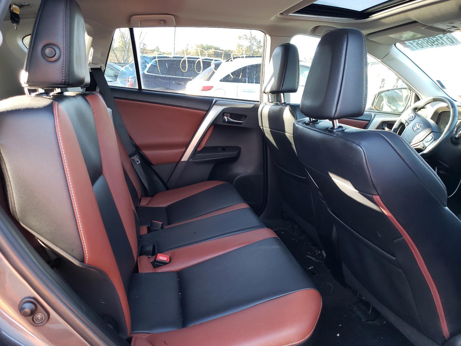 Photo 6 from auction – 2015 TOYOTA RAV4 LIMIT with VIN 2T3DFREV0FW348331
