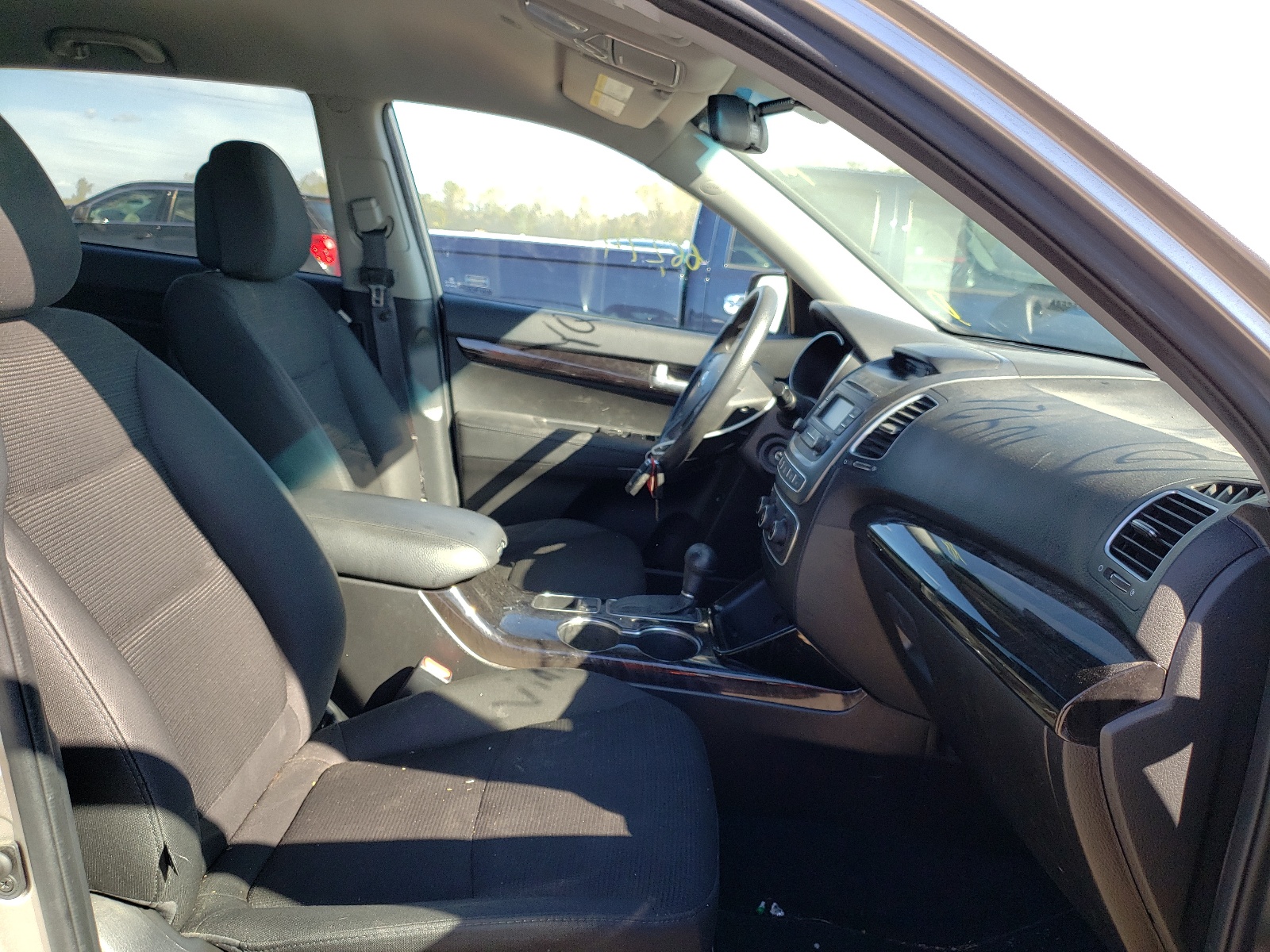 Photo 5 from auction – 2015 KIA SORENTO LX with VIN 5XYKT3A69FG646421