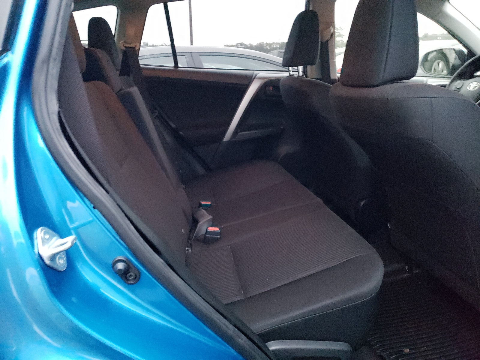 Photo 6 from auction – 2017 TOYOTA RAV4 LE with VIN JTMBFREV0HJ164127
