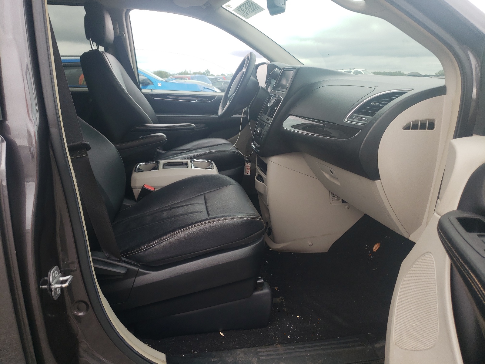 Photo 5 from auction – 2015 CHRYSLER TOWN & COU with VIN 2C4RC1BGXFR740751