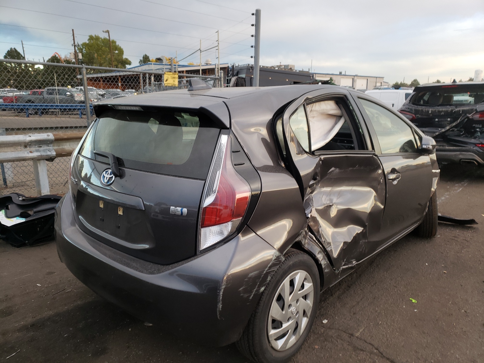 Photo 4 from auction – 2015 TOYOTA PRIUS C with VIN JTDKDTB37F1579660