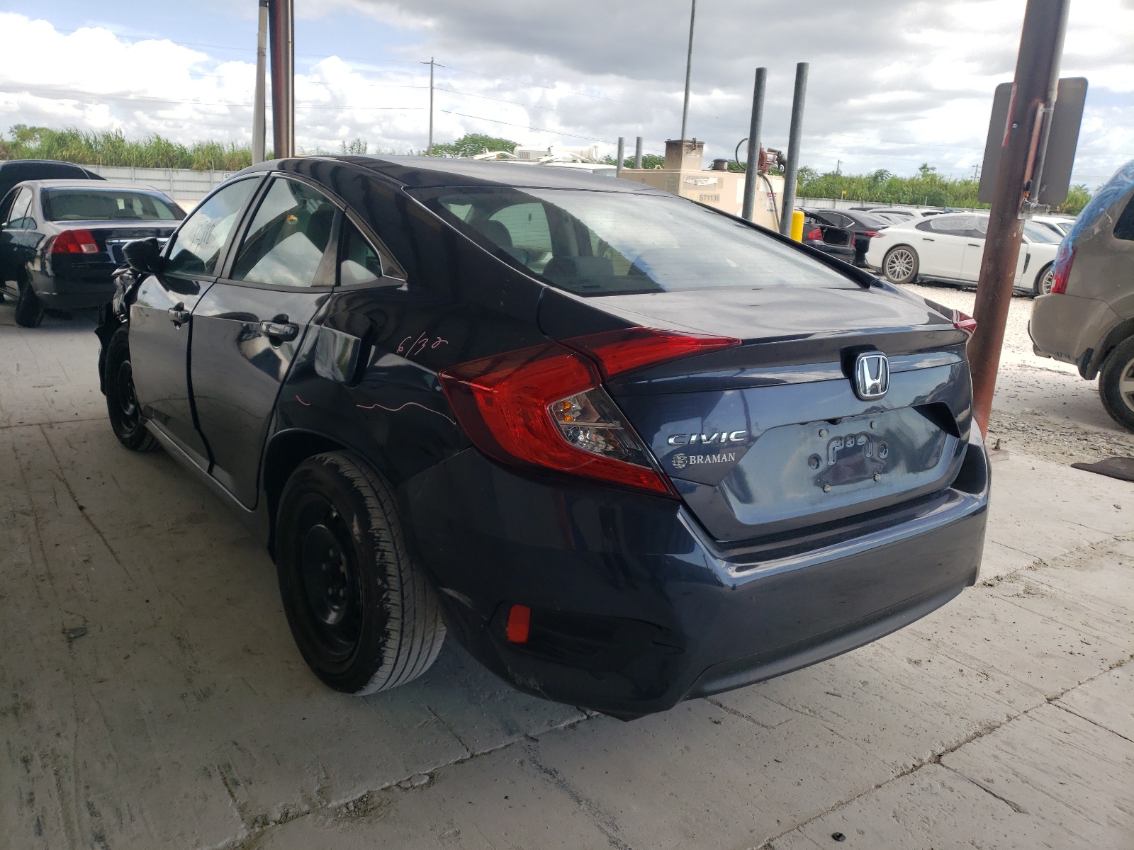 Photo 3 from auction – 2018 HONDA CIVIC LX with VIN 2HGFC2F50JH578923