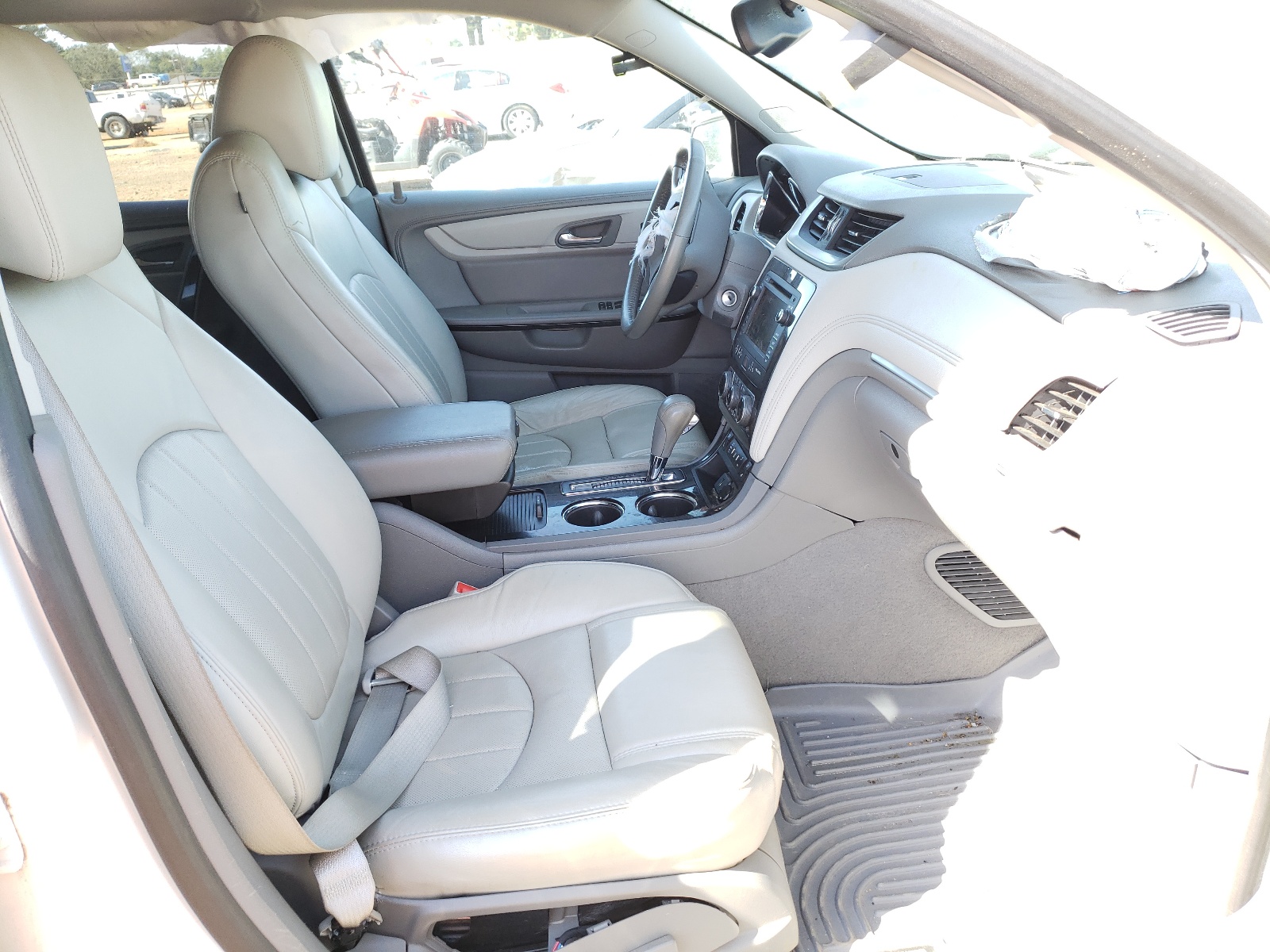 Photo 5 from auction – 2015 CHEVROLET TRAVERSE L with VIN 1GNKRJKD1FJ275102