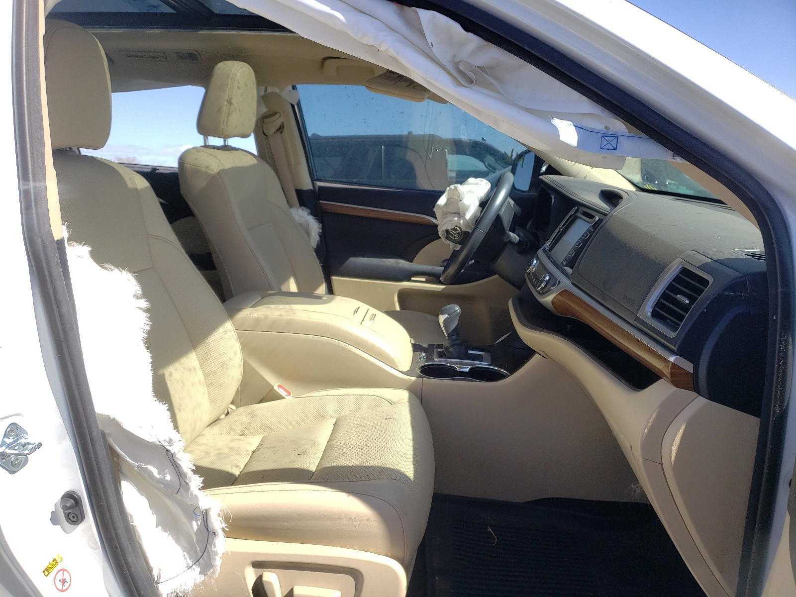 Photo 5 from auction – 2017 TOYOTA HIGHLANDER with VIN 5TDDGRFH1HS023049