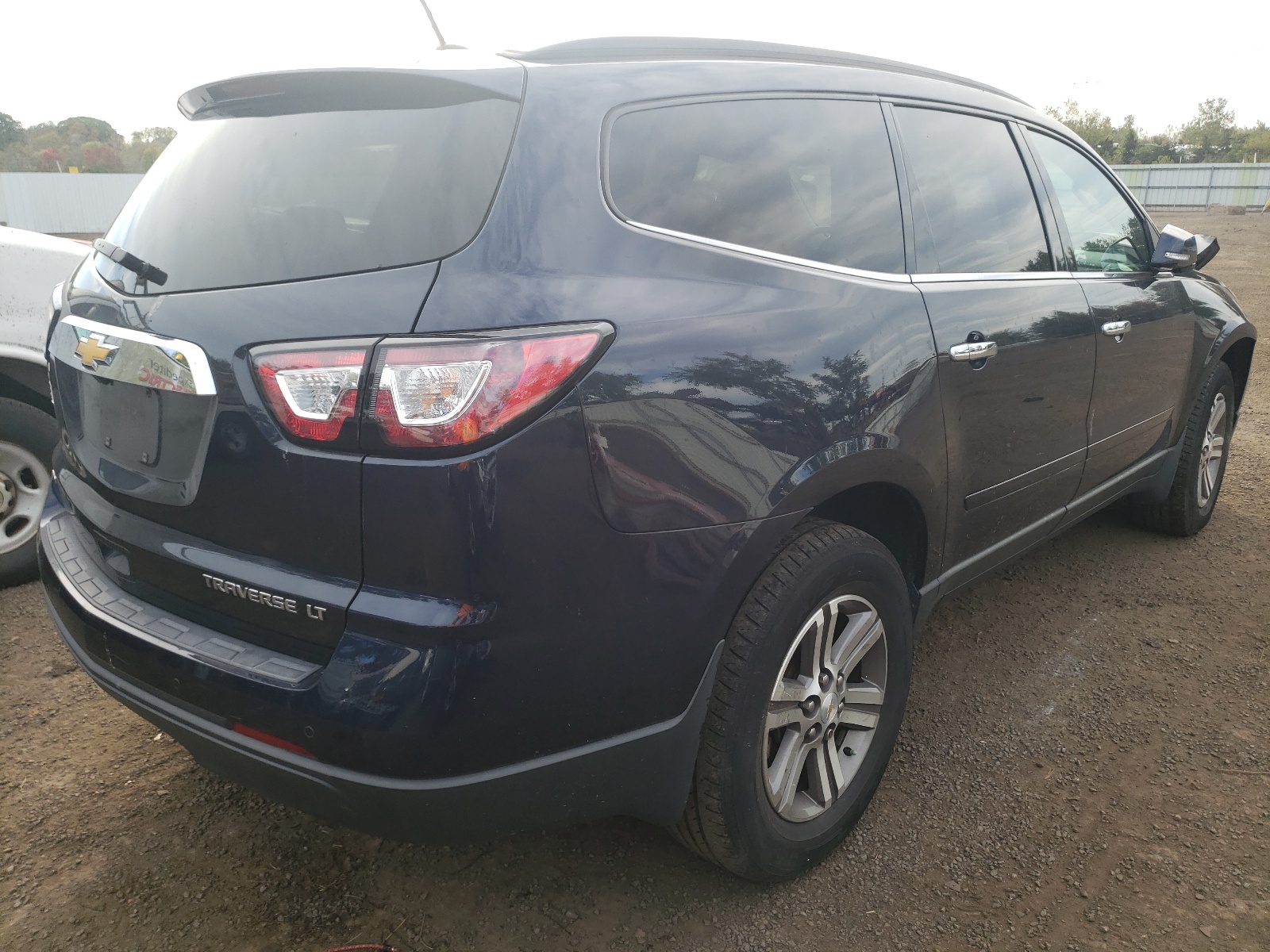 Photo 4 from auction – 2015 CHEVROLET TRAVERSE L with VIN 1GNKVGKDXFJ372135