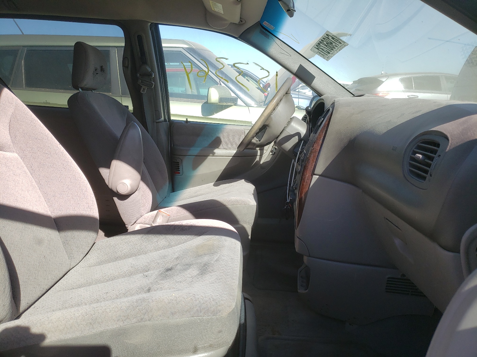Photo 5 from auction – 2001 CHRYSLER TOWN & COU with VIN 2C4GT44L31R282921