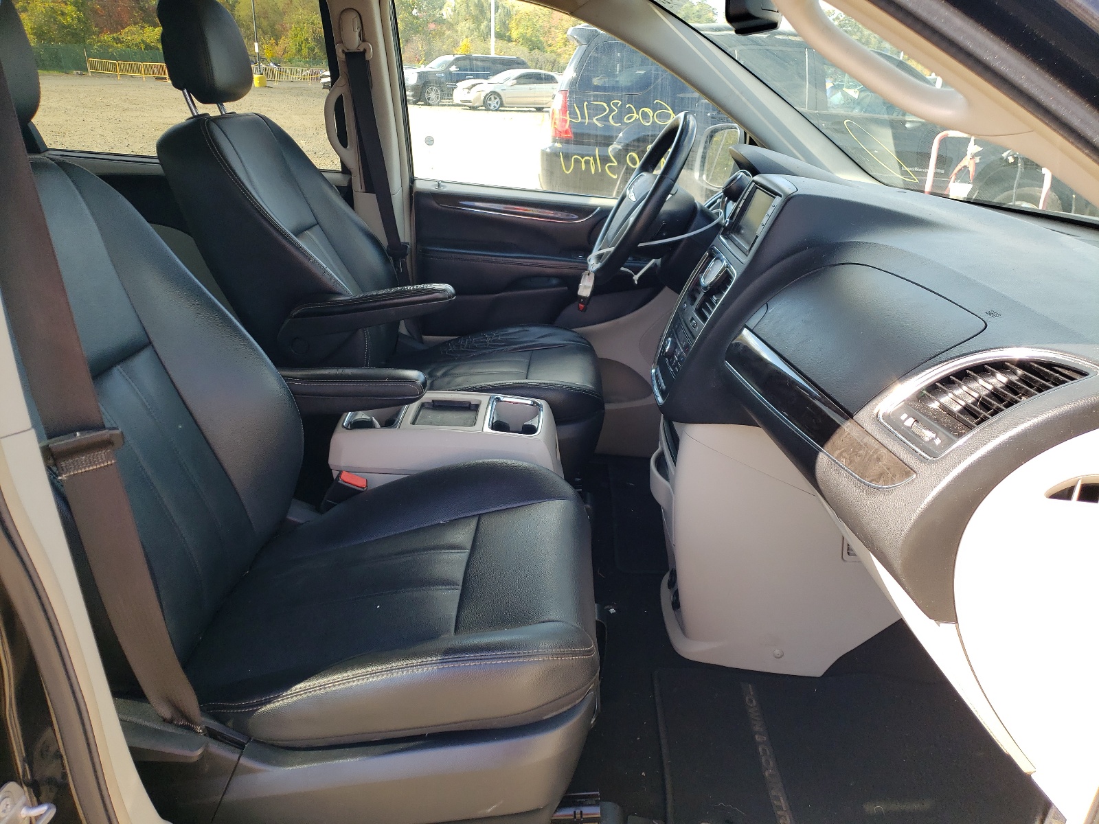 Photo 5 from auction – 2016 CHRYSLER TOWN & COU with VIN 2C4RC1BG7GR256781