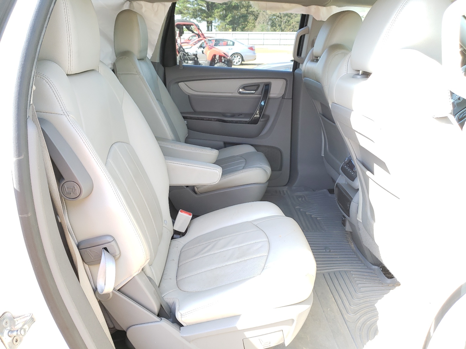 Photo 6 from auction – 2015 CHEVROLET TRAVERSE L with VIN 1GNKRJKD1FJ275102