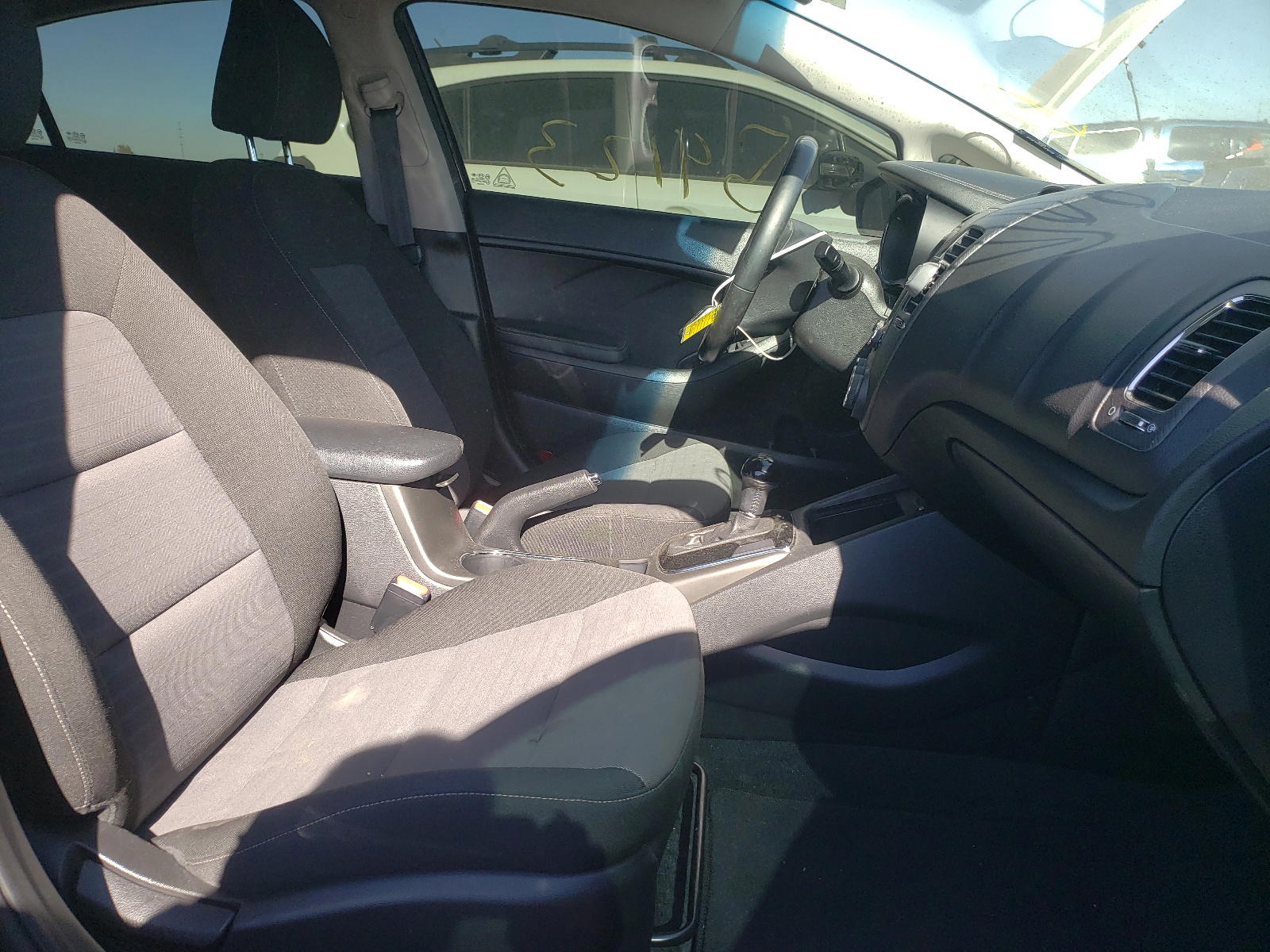 Photo 5 from auction – 2017 KIA FORTE LX with VIN 3KPFL4A72HE040829