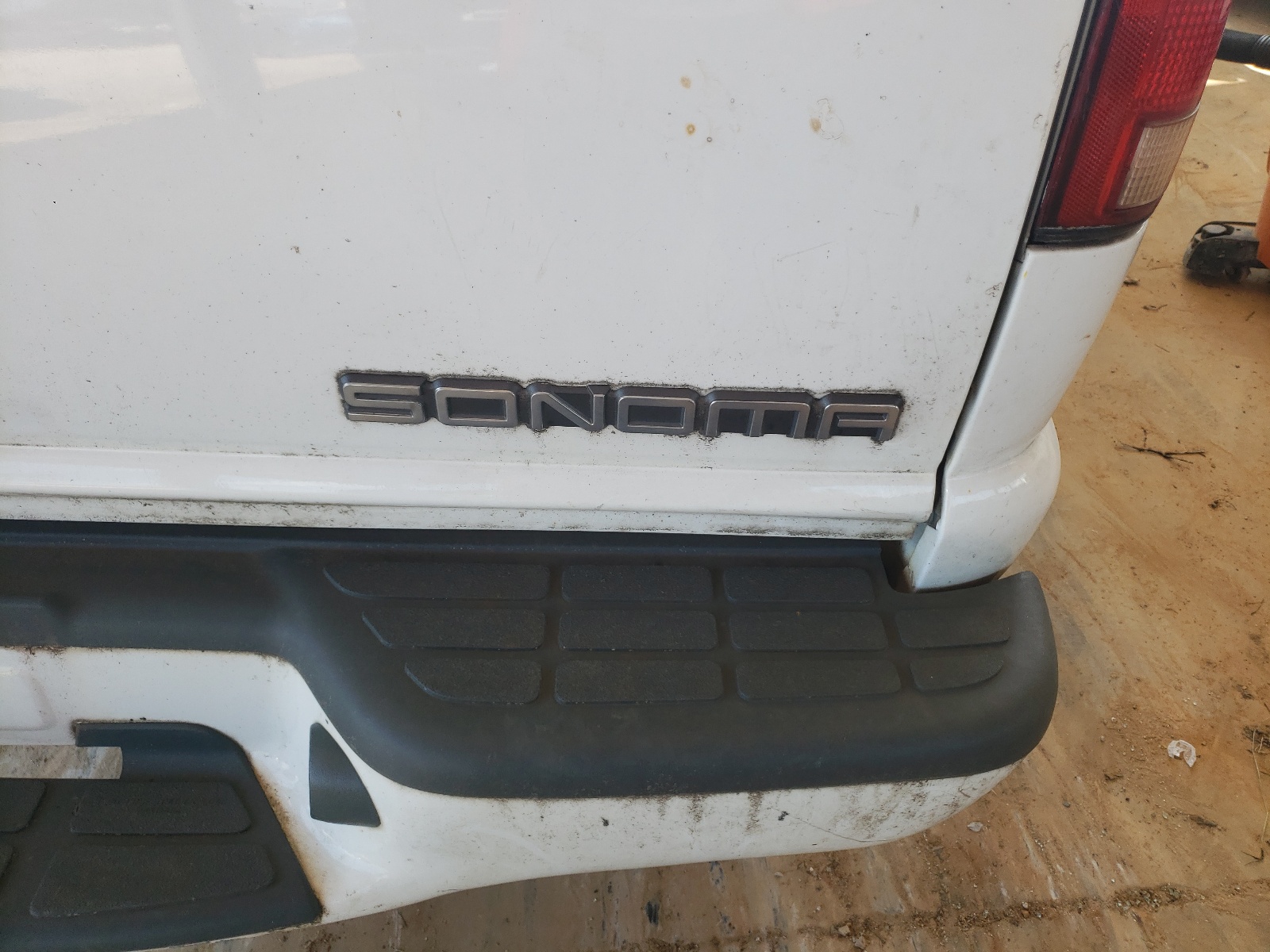 Photo 9 from auction – 1998 GMC SONOMA with VIN 1GTCS19X9W8508698