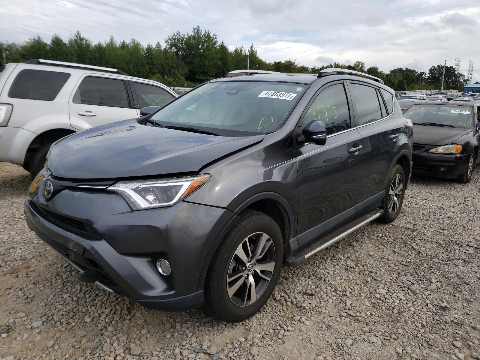 Photo 2 from auction – 2017 TOYOTA RAV4 XLE with VIN JTMWFREV2HD097482