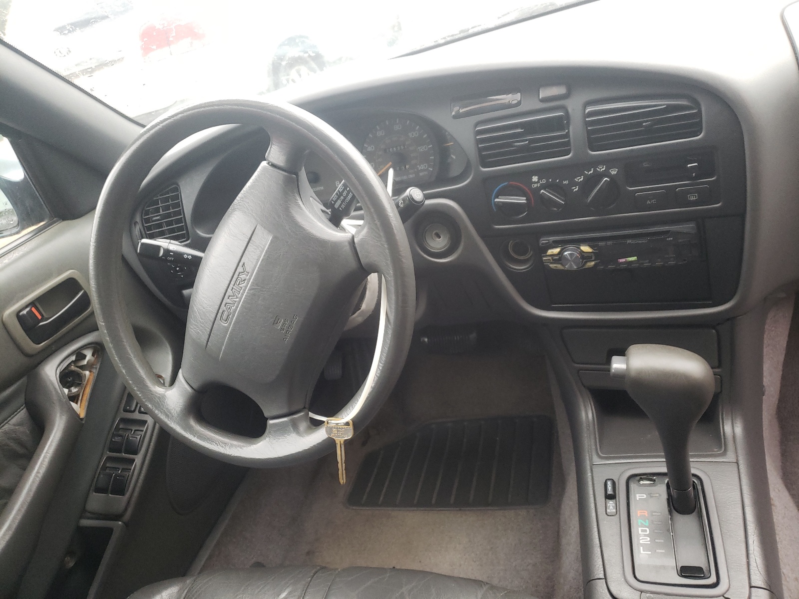 Photo 9 from auction – 1996 TOYOTA CAMRY LE with VIN 4T1BF12K5TU117898