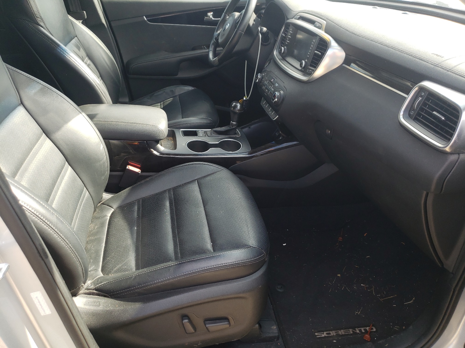 Photo 5 from auction – 2017 KIA SORENTO EX with VIN 5XYPHDA58HG239410