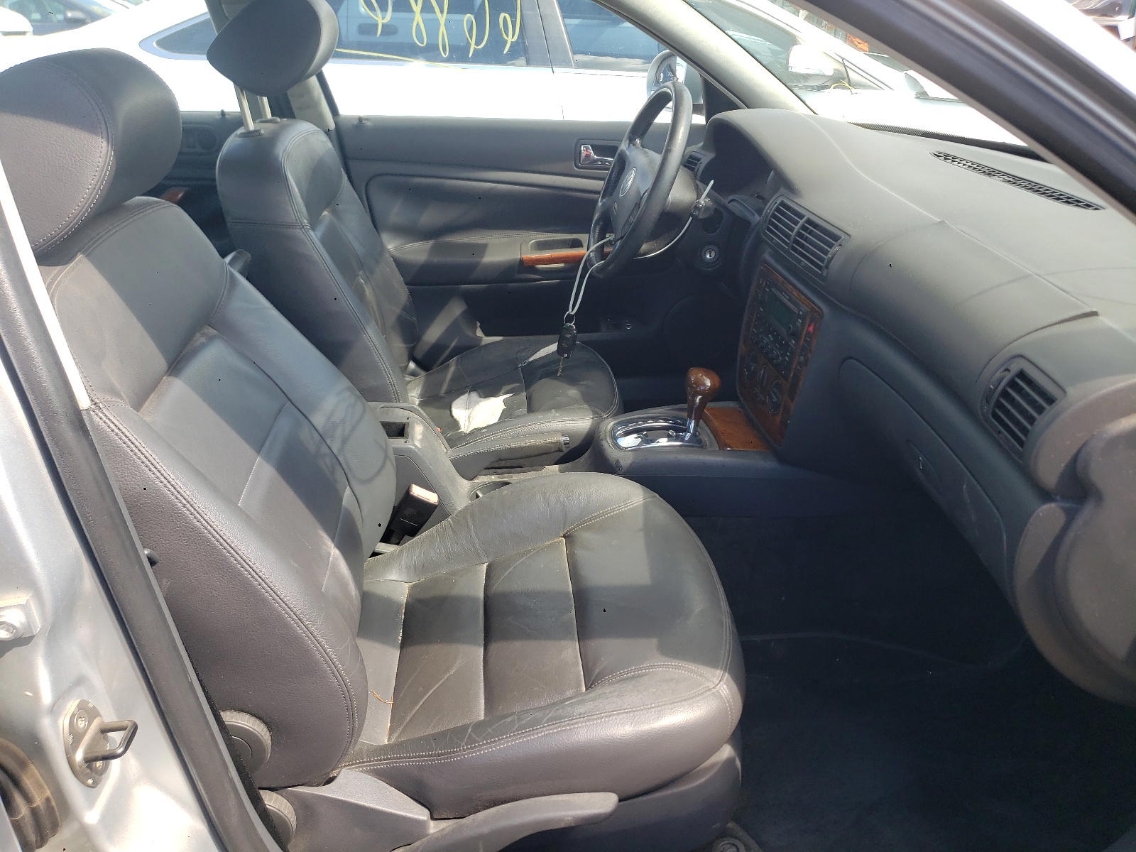 Photo 5 from auction – 2004 VOLKSWAGEN PASSAT with VIN WVWPD63B34E220406