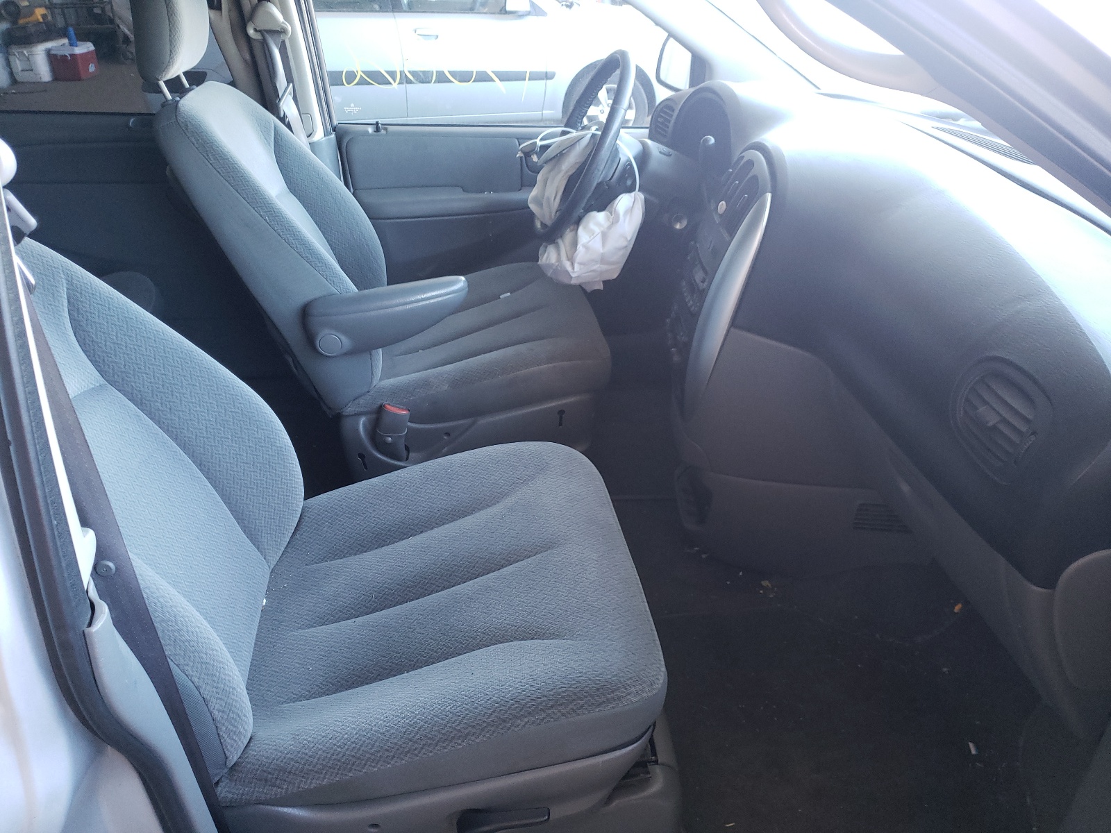 Photo 5 from auction – 2005 CHRYSLER TOWN & COU with VIN 2C4GP54L25R523027