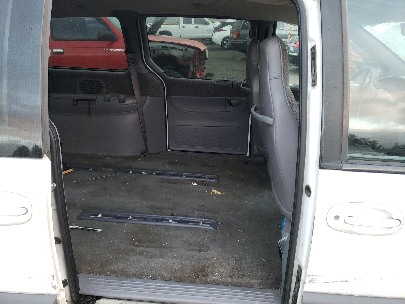 Photo 6 from auction – 1999 DODGE GRAND CARA with VIN 2B4GP44G2XR266058