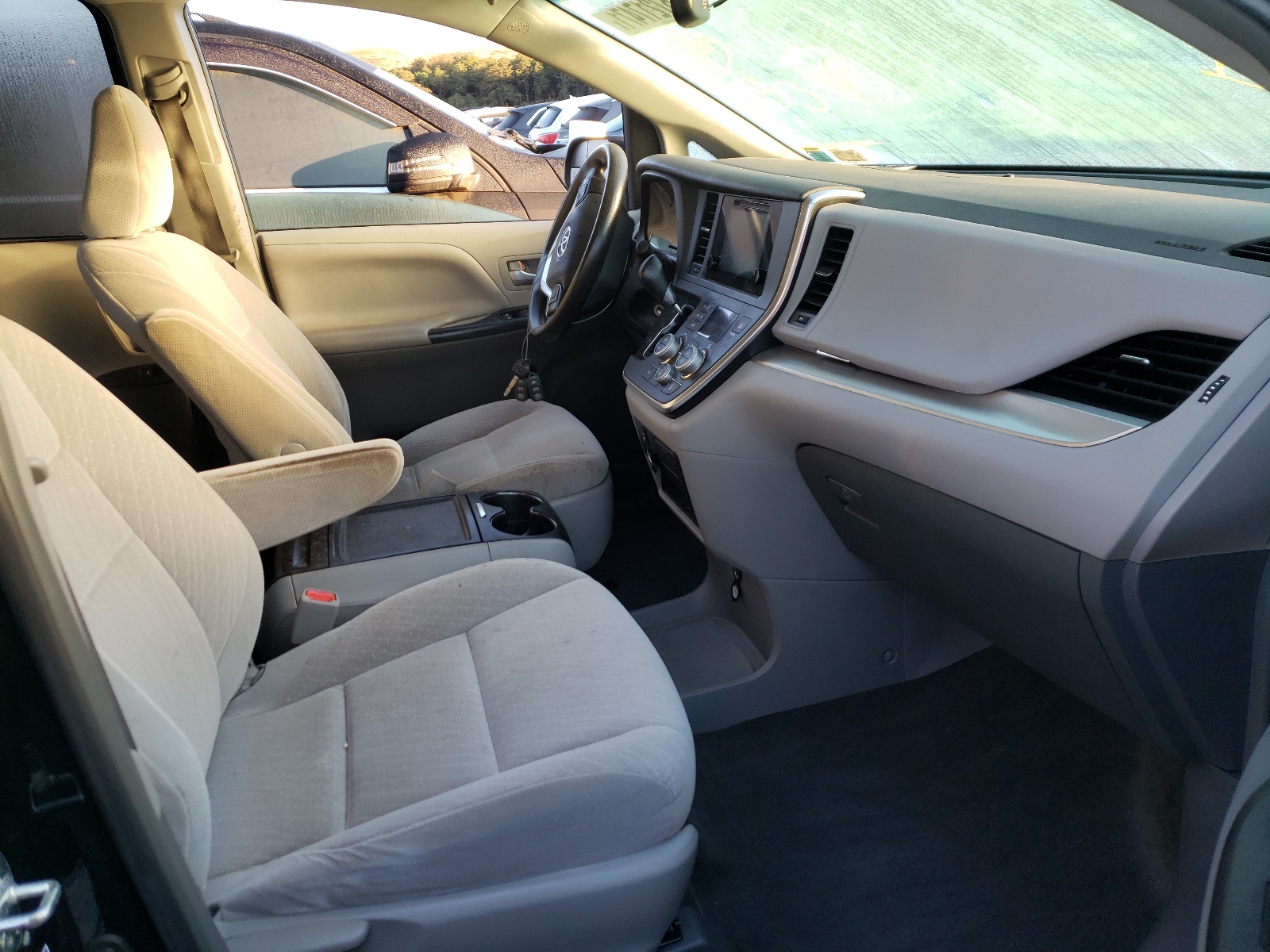 Photo 5 from auction – 2017 TOYOTA SIENNA LE with VIN 5TDJZ3DC4HS165199