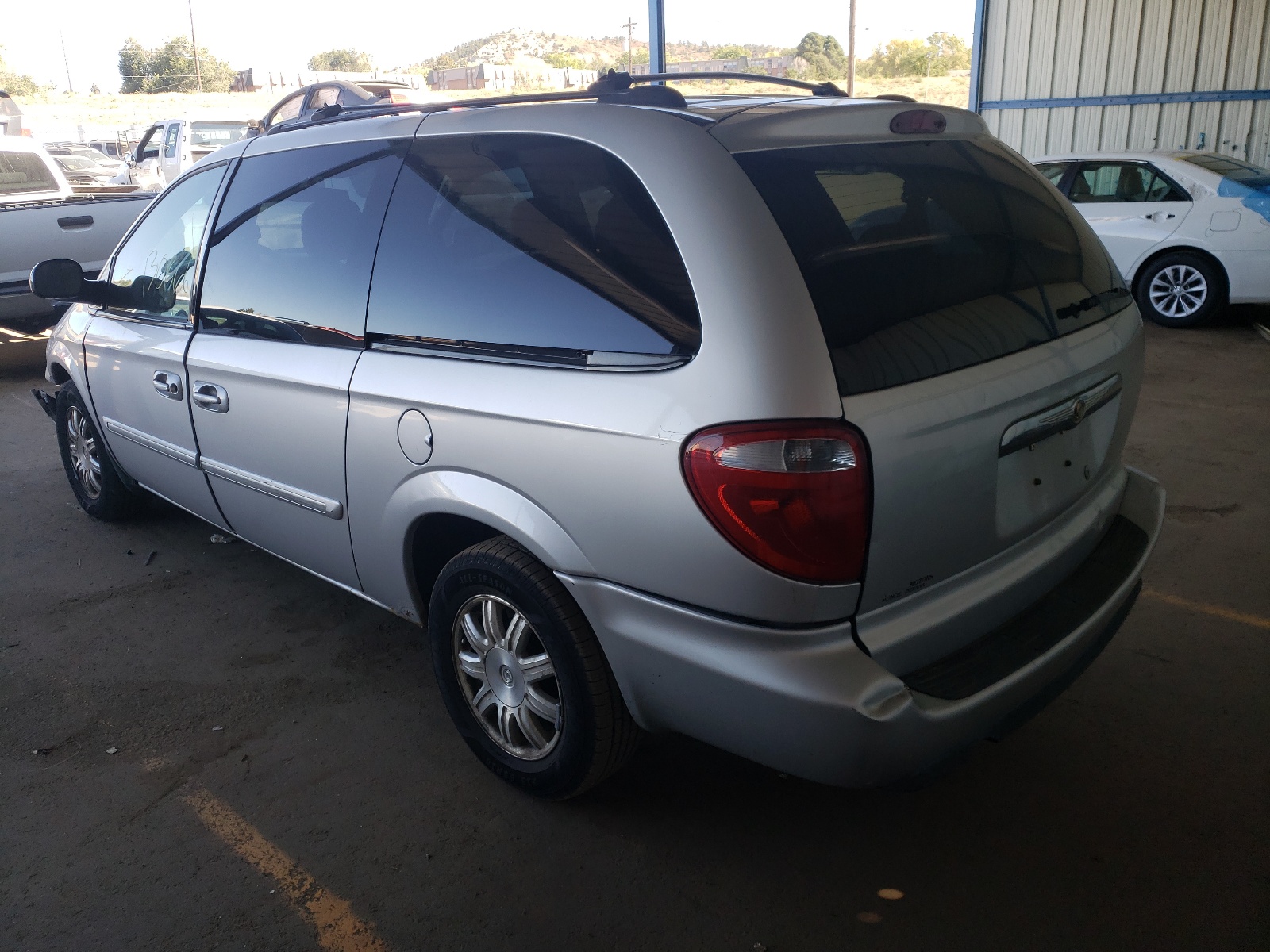 Photo 3 from auction – 2005 CHRYSLER TOWN & COU with VIN 2C4GP54L25R523027