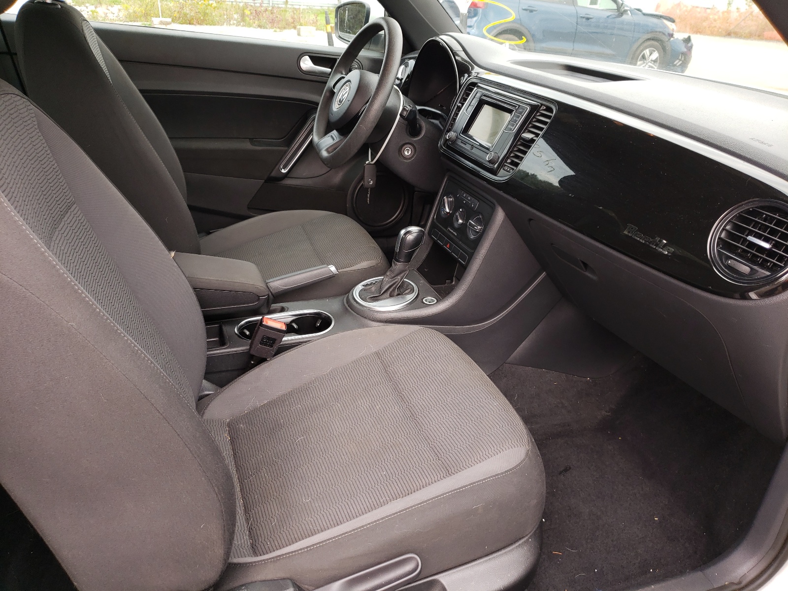 Photo 5 from auction – 2016 VOLKSWAGEN BEETLE SE with VIN 3VWJ07AT2GM622223