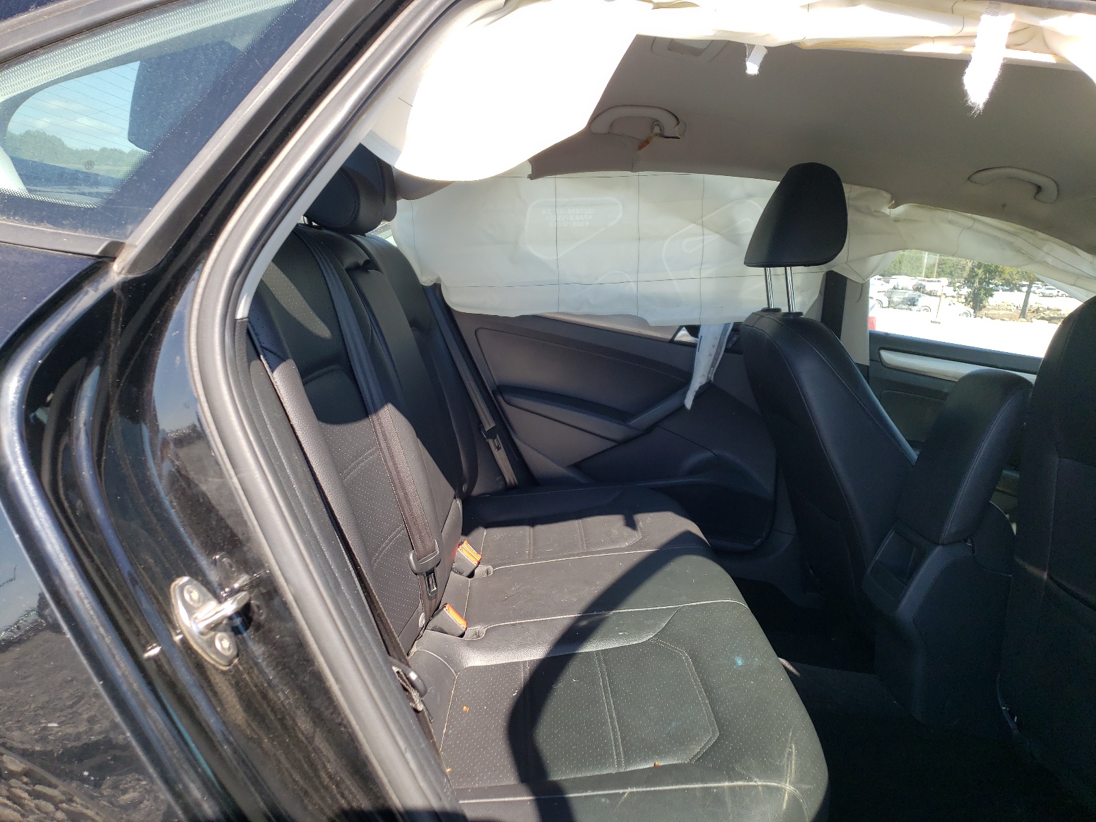Photo 6 from auction – 2015 VOLKSWAGEN PASSAT S with VIN 1VWAT7A36FC047874