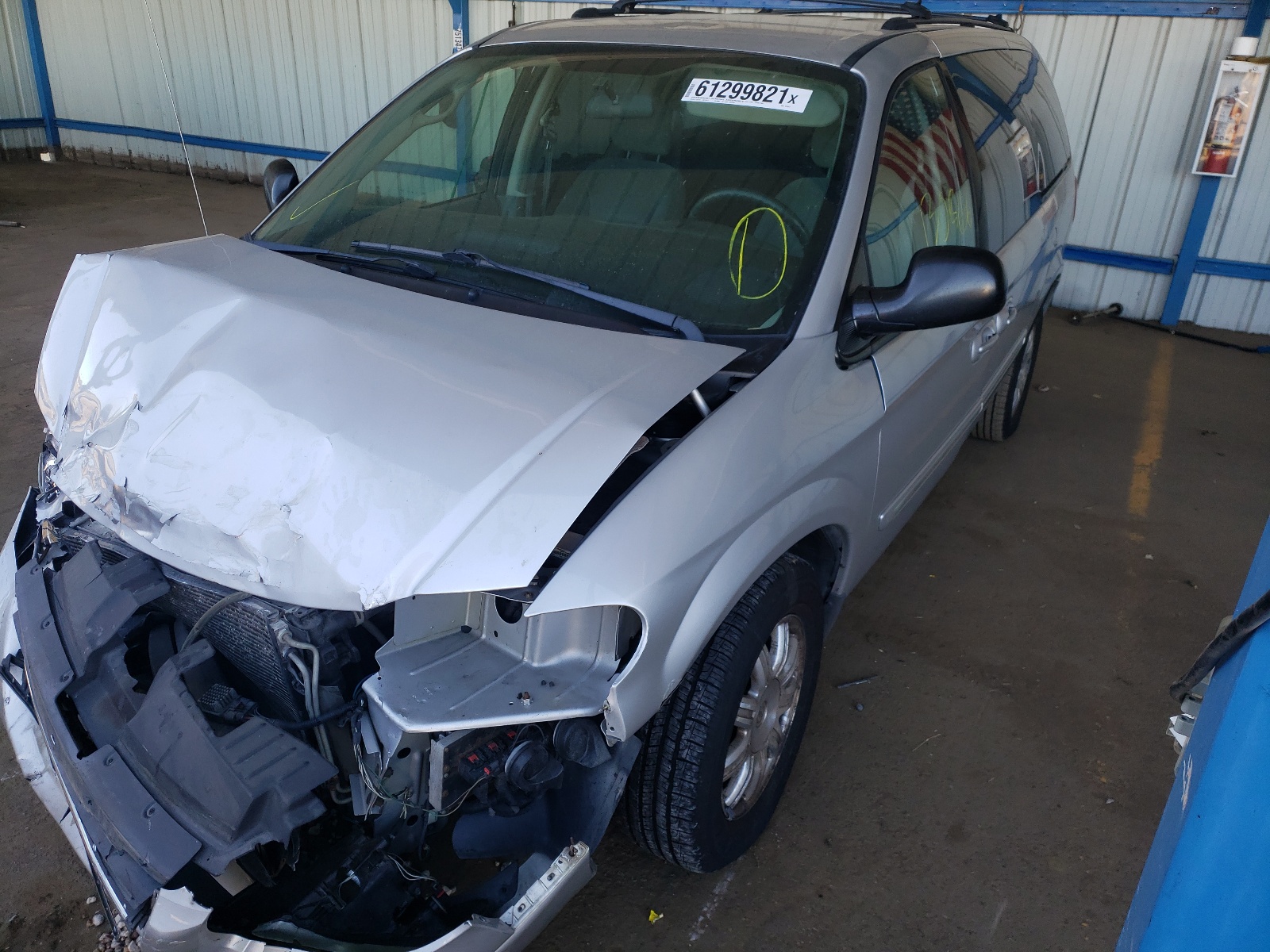Photo 2 from auction – 2005 CHRYSLER TOWN & COU with VIN 2C4GP54L25R523027