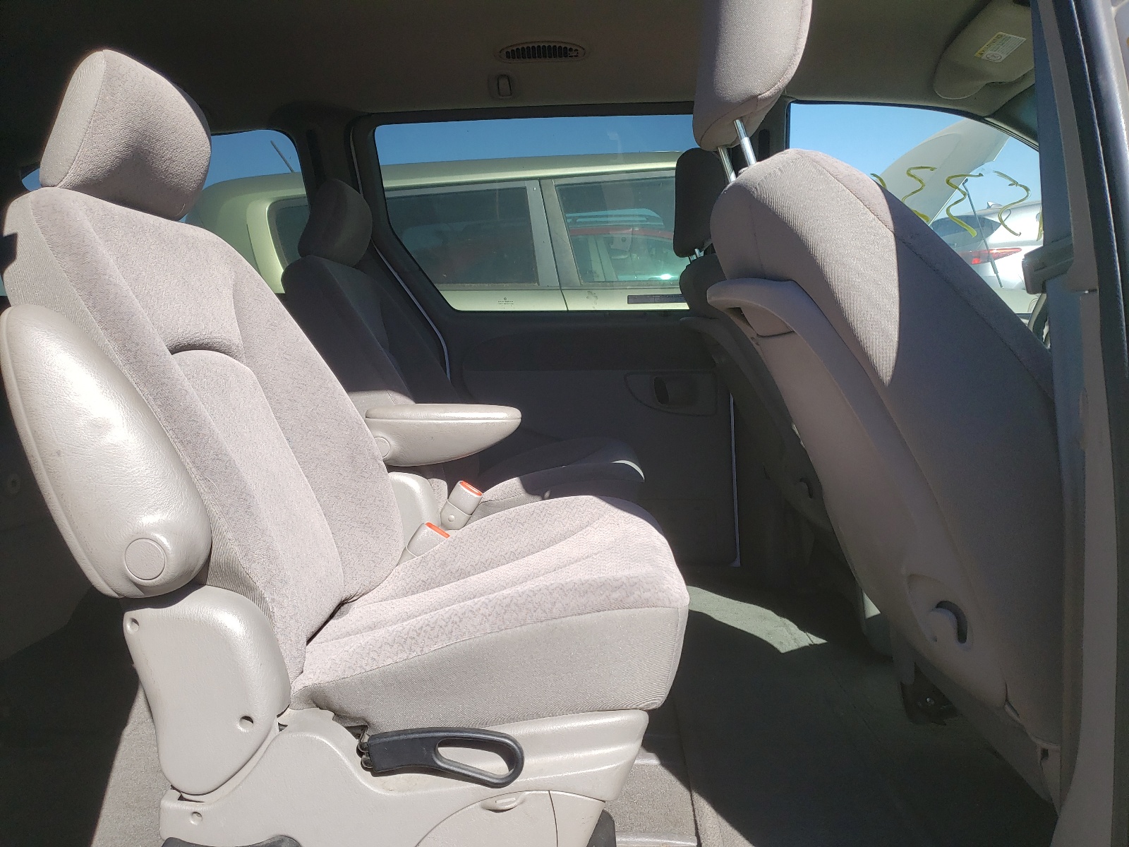 Photo 6 from auction – 2001 CHRYSLER TOWN & COU with VIN 2C4GT44L31R282921