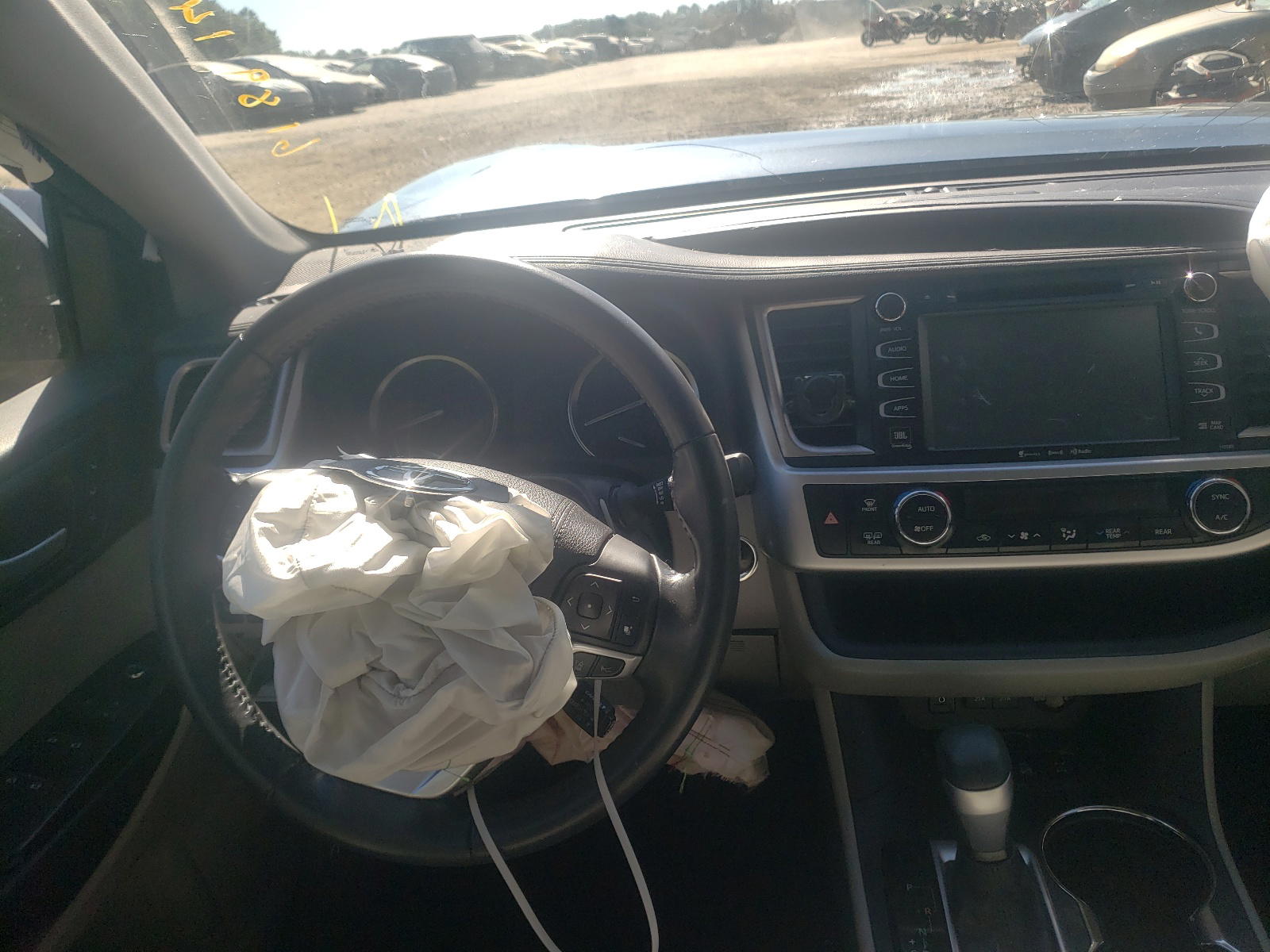 Photo 9 from auction – 2017 TOYOTA HIGHLANDER with VIN 5TDDZRFH4HS464555
