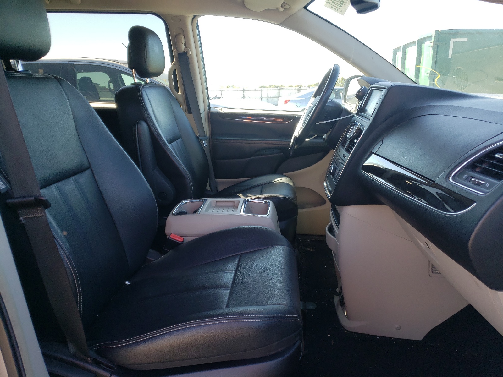 Photo 5 from auction – 2016 CHRYSLER TOWN & COU with VIN 2C4RC1BGXGR288625