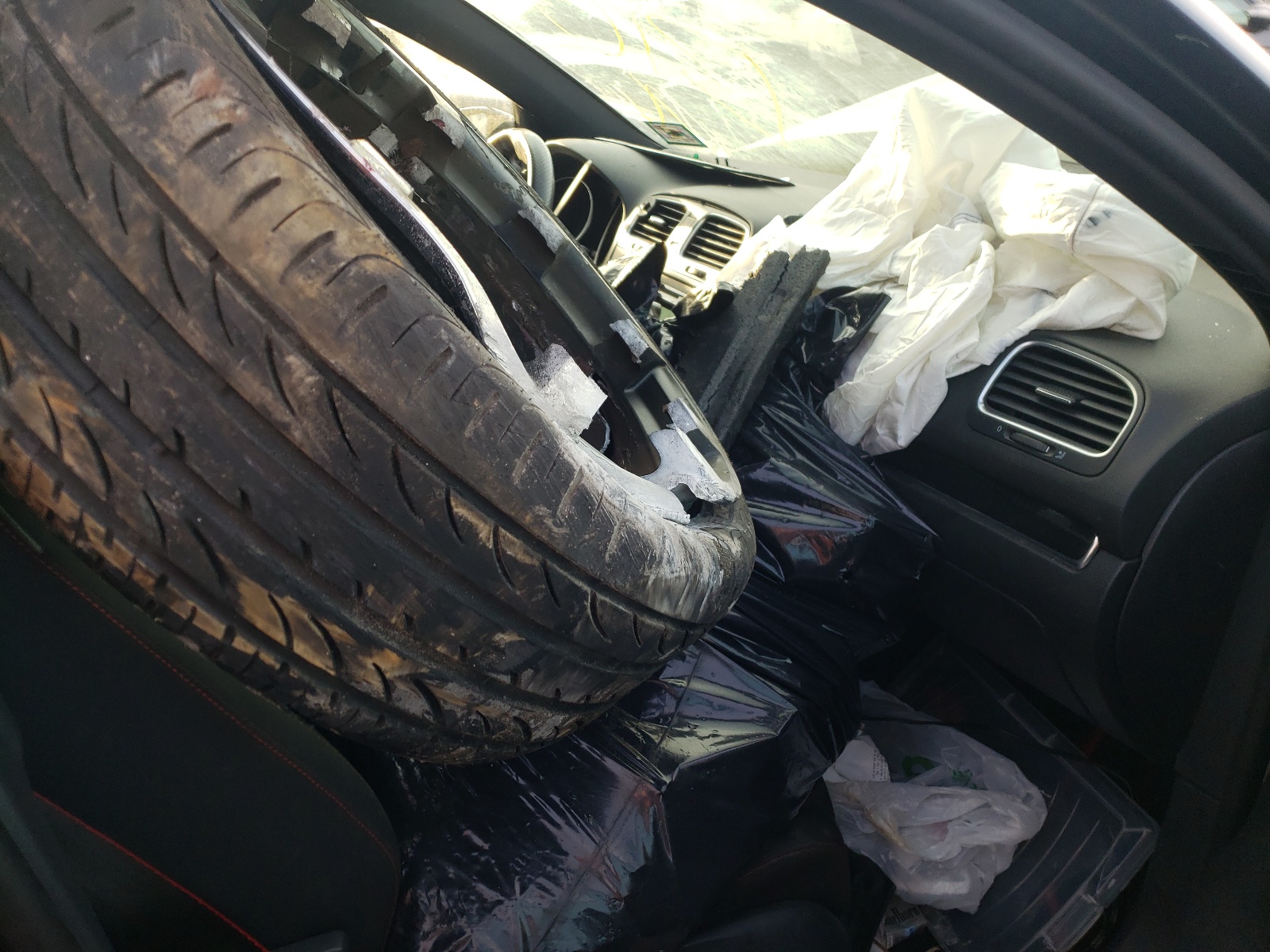 Photo 5 from auction – 2014 VOLKSWAGEN GTI with VIN WVWHD7AJ9EW007380