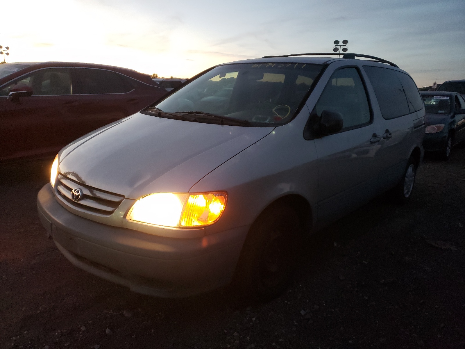 Photo 2 from auction – 2002 TOYOTA SIENNA CE with VIN 4T3ZF19C72U436898