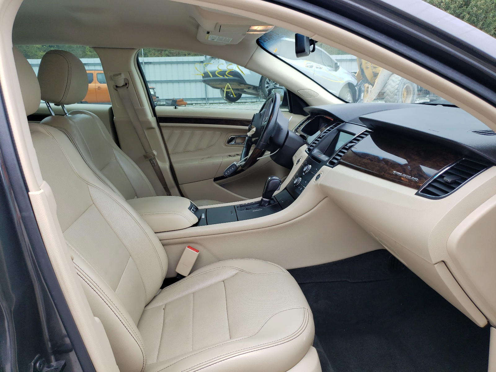 Photo 5 from auction – 2016 FORD TAURUS LIM with VIN 1FAHP2F8XGG114246