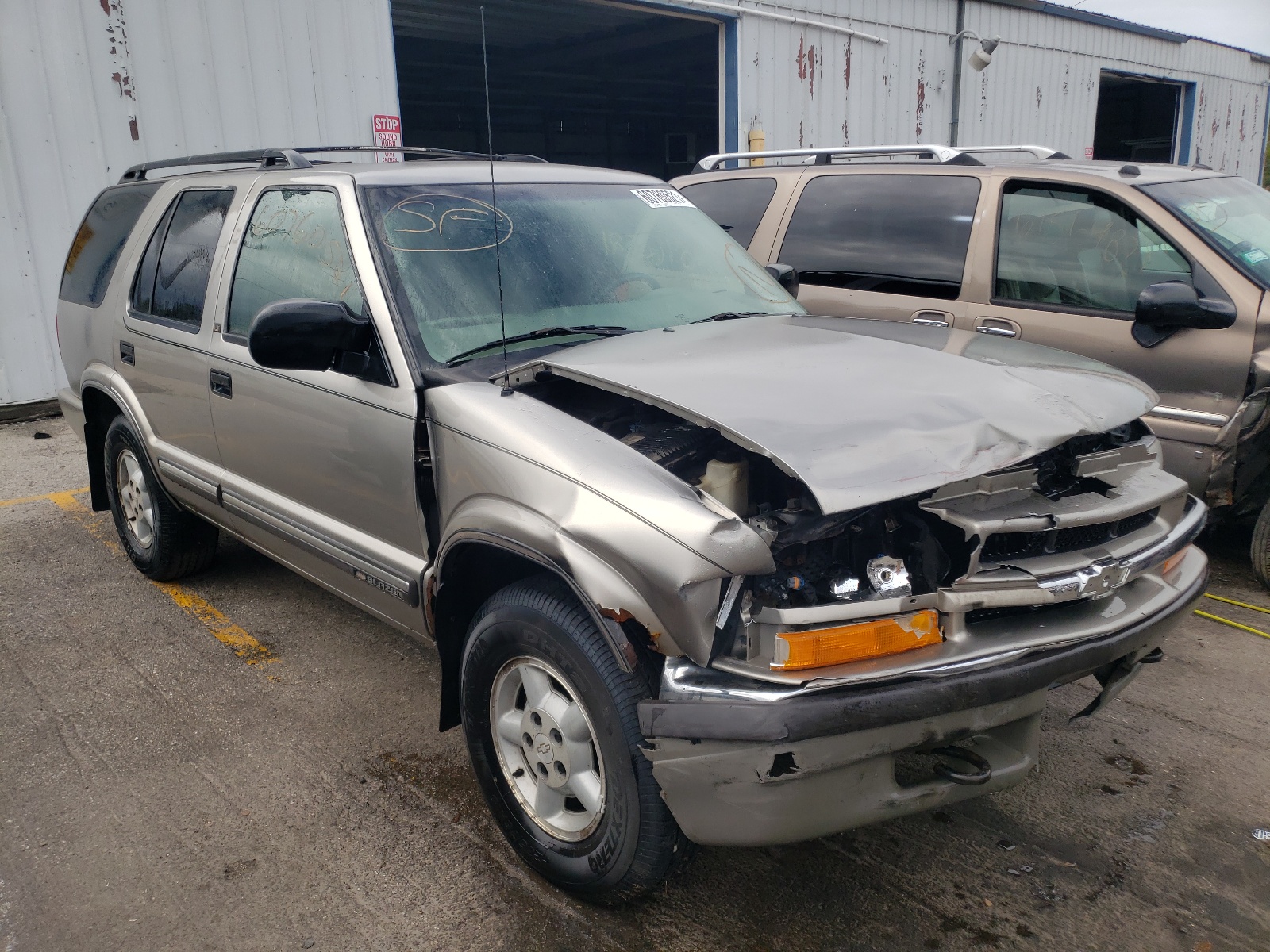 CHEVROLET BLAZER 2000 with VIN 1GNDT13W2Y2281062 - Photo from auction