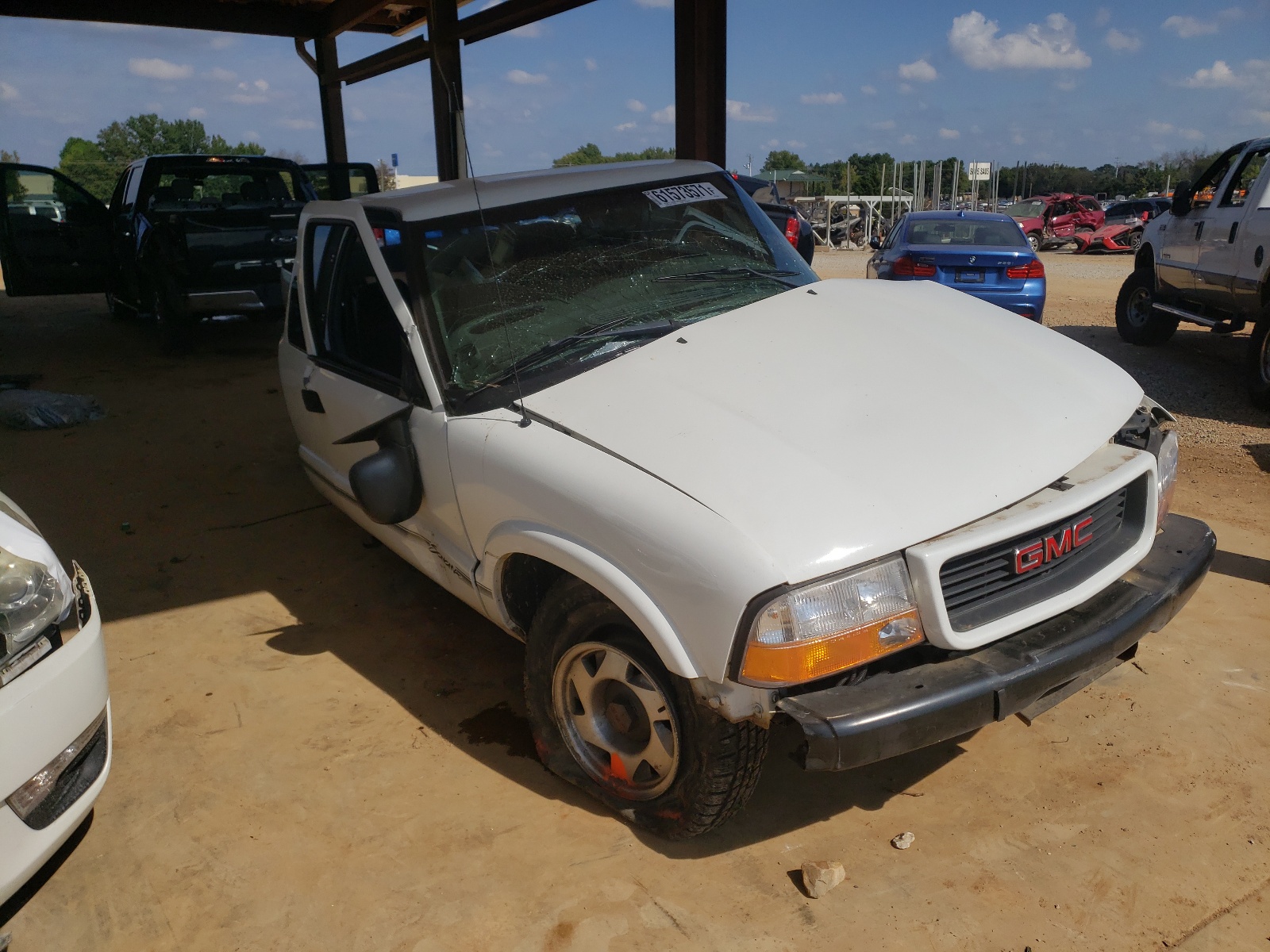 GMC SONOMA 1998 with VIN 1GTCS19X9W8508698 - Photo from auction