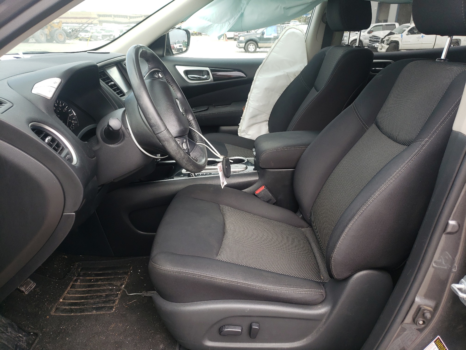 Photo 5 from auction – 2017 NISSAN PATHFINDER with VIN 5N1DR2MN1HC680750