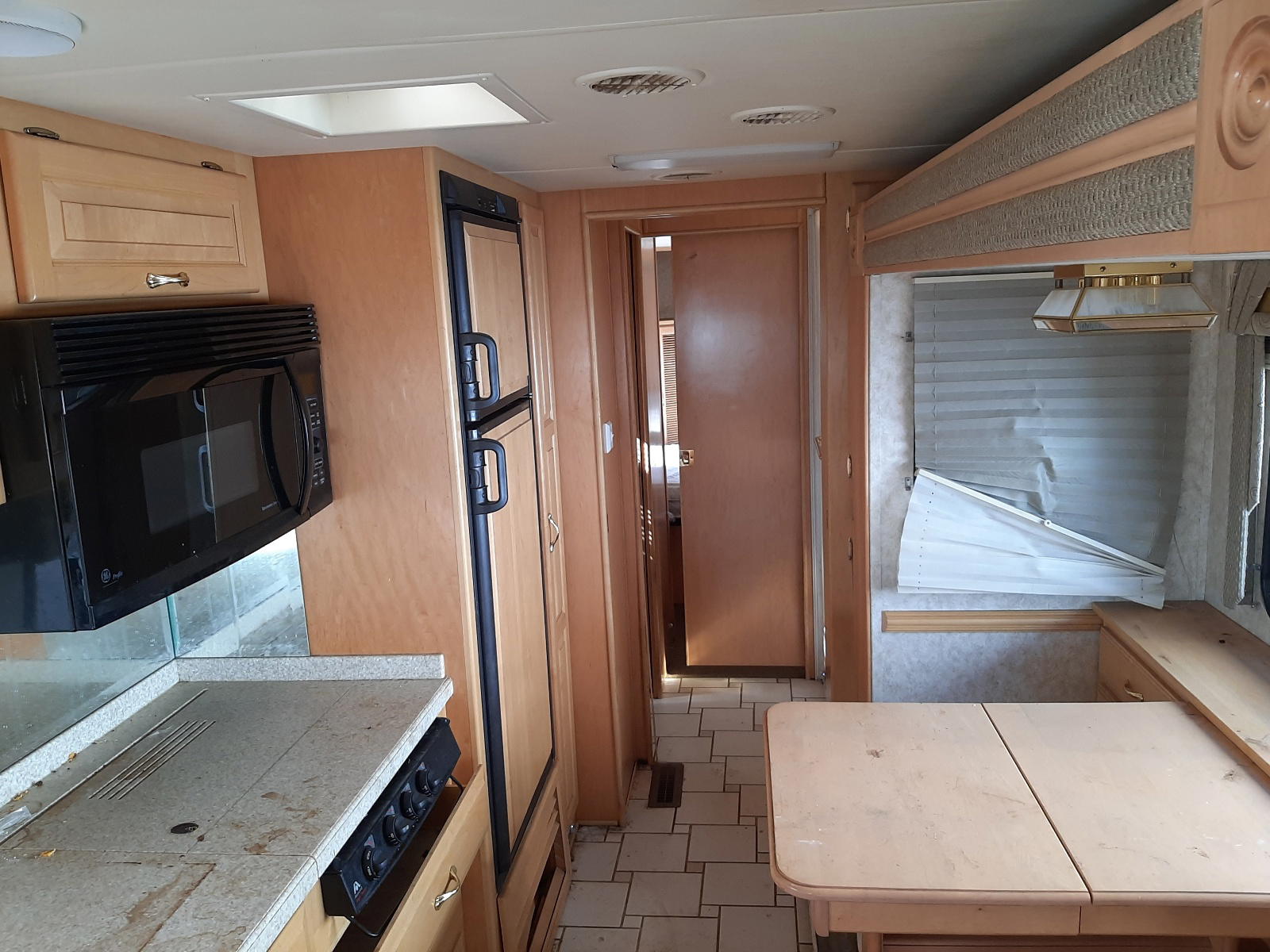 Photo 6 from auction – 2003 DUTC RV with VIN 4UZAAHAKX3CK73946