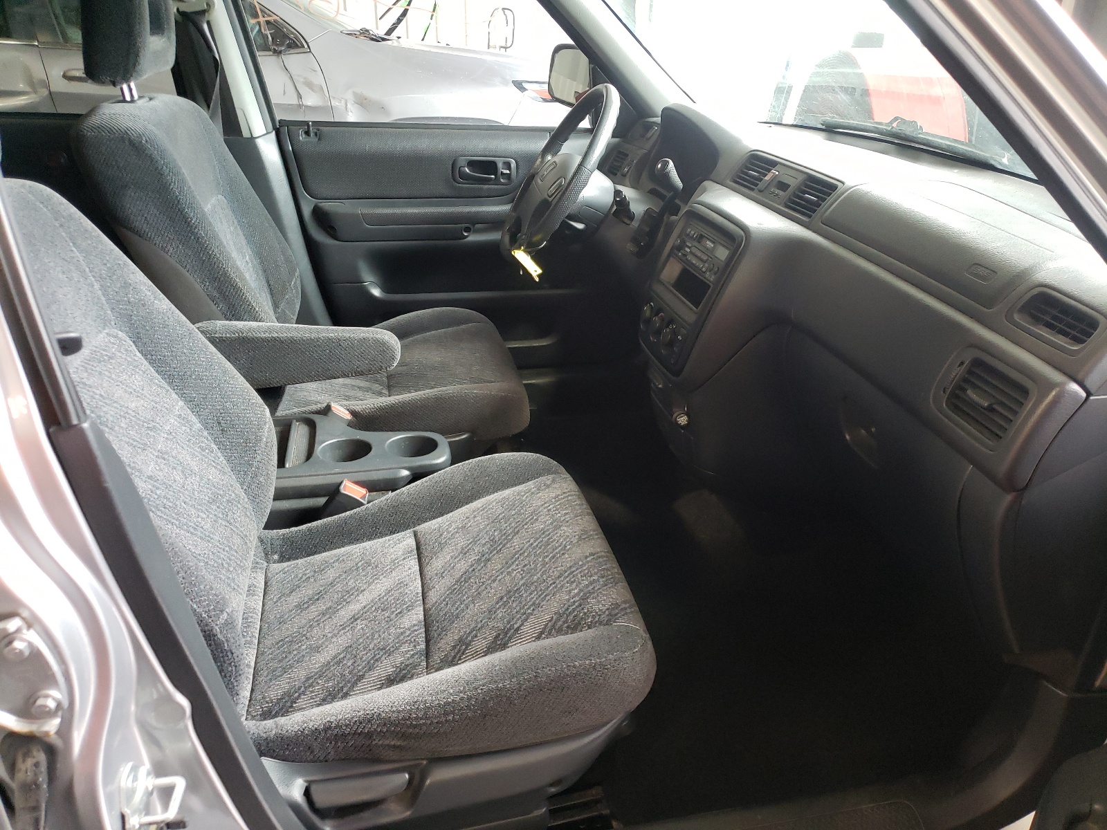 Photo 5 from auction – 2001 HONDA CR-V LX with VIN JHLRD18471C055105