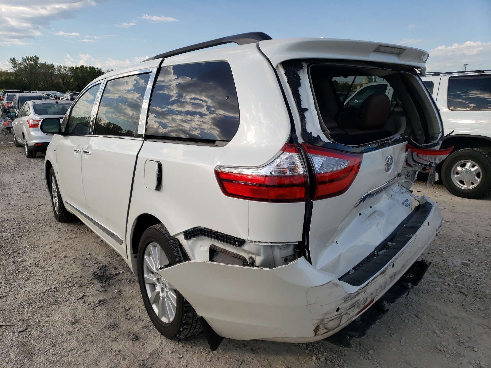 Photo 3 from auction – 2017 TOYOTA SIENNA XLE with VIN 5TDDZ3DC1HS170194