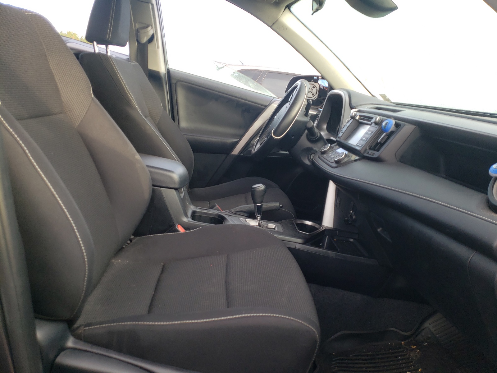 Photo 5 from auction – 2017 TOYOTA RAV4 XLE with VIN JTMRFREV8HJ709103