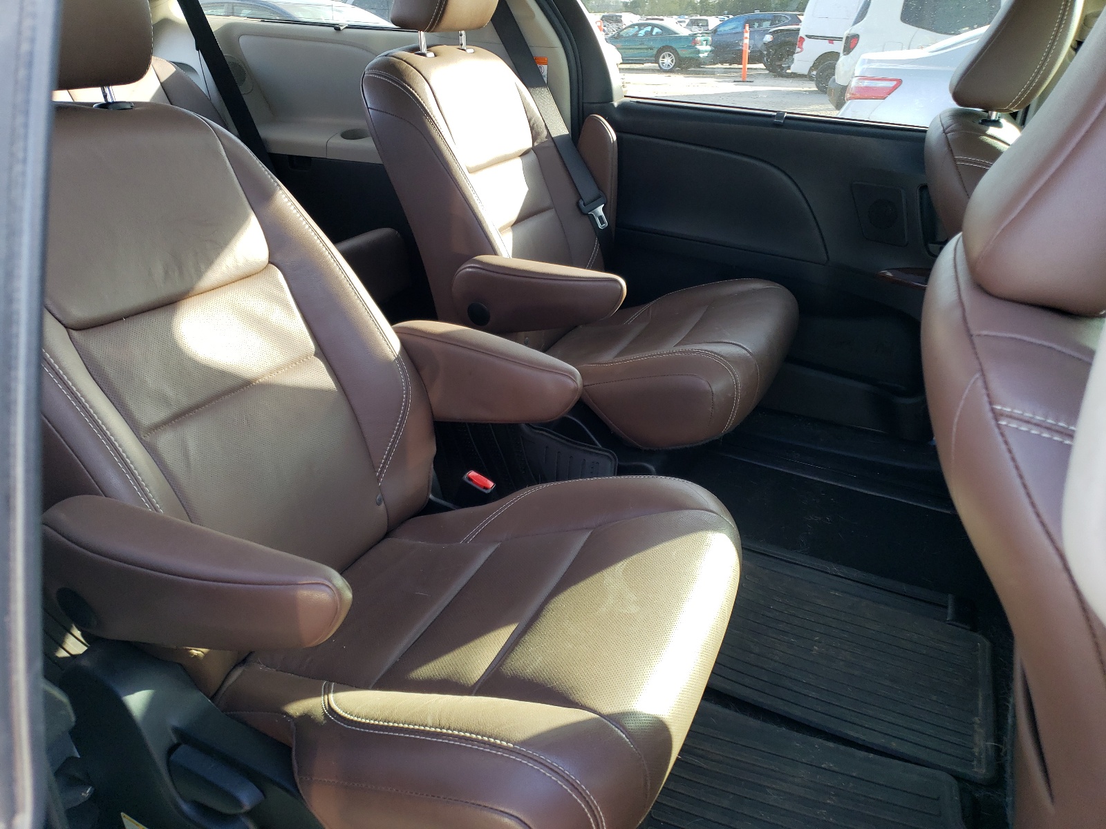 Photo 6 from auction – 2017 TOYOTA SIENNA XLE with VIN 5TDDZ3DC1HS170194