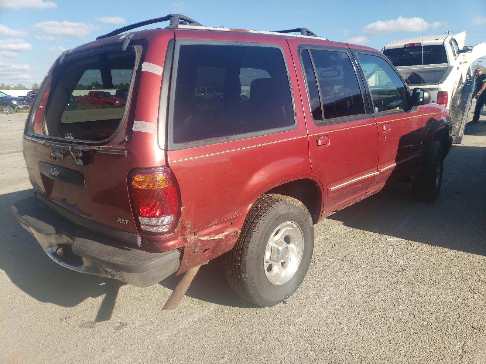 Photo 4 from auction – 2000 FORD EXPLORER X with VIN 1FMZU73E8YUB63801