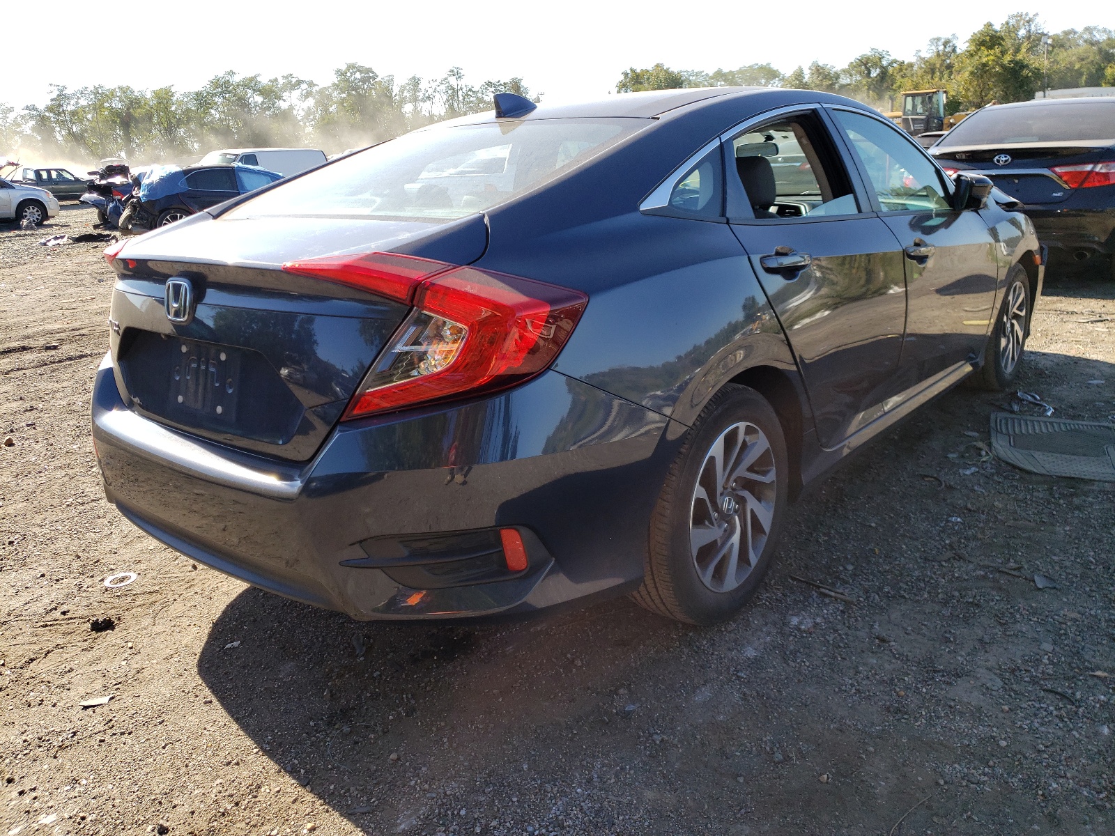 Zdjęcie 4 z aukcji – 2017 HONDA CIVIC EX z VIN 2HGFC2F70HH556898