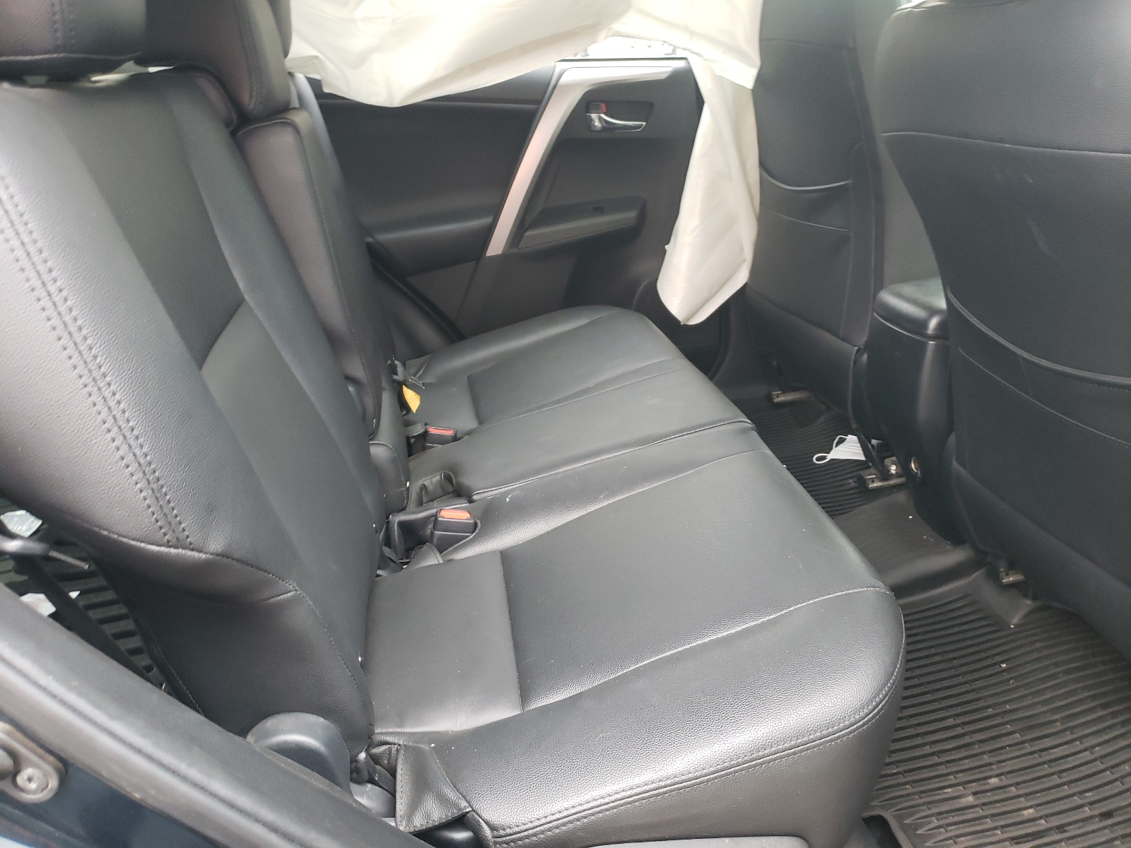 Photo 6 from auction – 2017 TOYOTA RAV4 XLE with VIN JTMRFREV3HJ716444