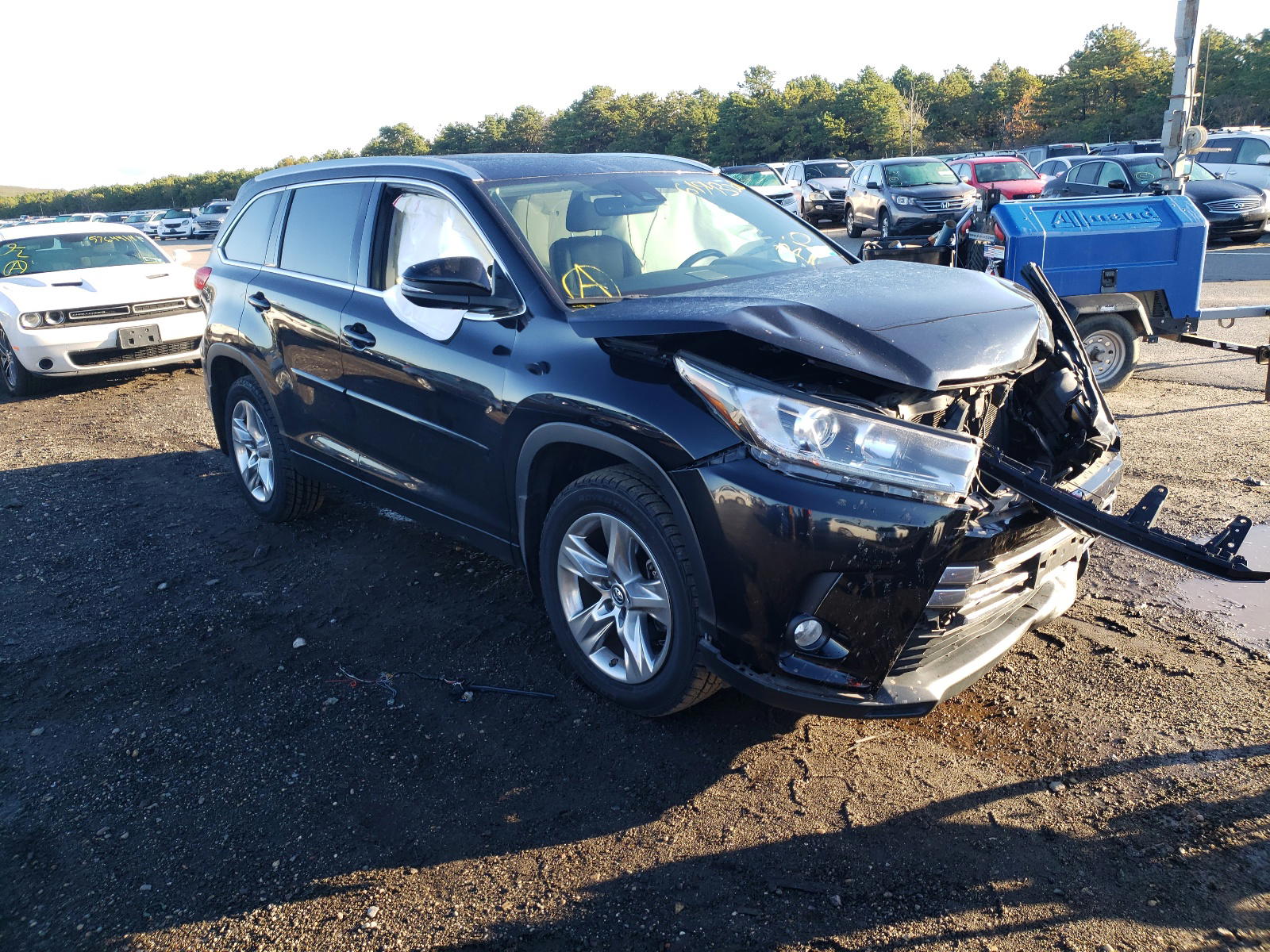 TOYOTA HIGHLANDER 2017 with VIN 5TDDZRFH3HS386396 - Photo from auction