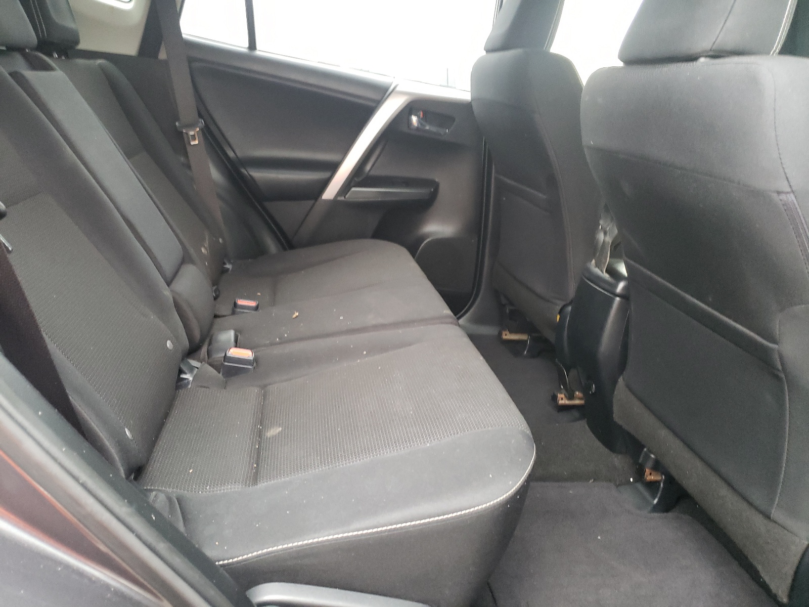 Photo 6 from auction – 2017 TOYOTA RAV4 XLE with VIN JTMRFREV0HJ702050