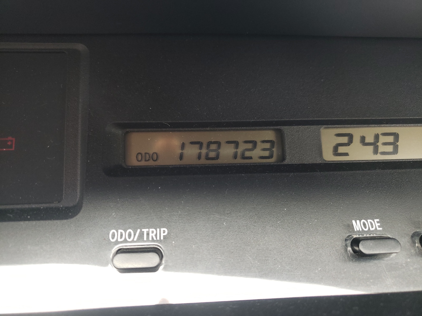 Photo 8 from auction – 2004 TOYOTA AVALON XL with VIN 4T1BF28B44U385680