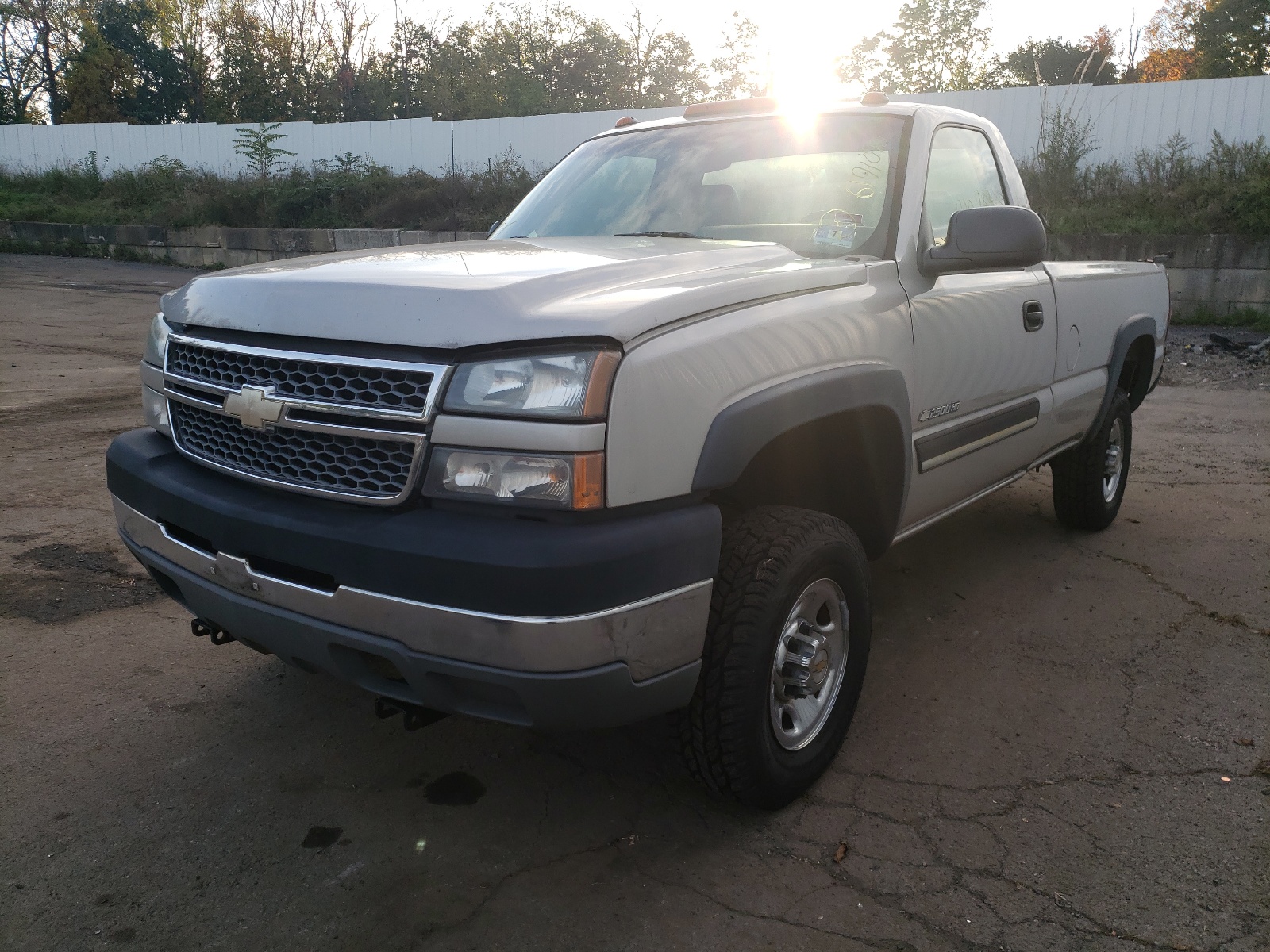 Photo 2 from auction – 2005 CHEVROLET SILVERADO with VIN 1GCHK24U15E177494