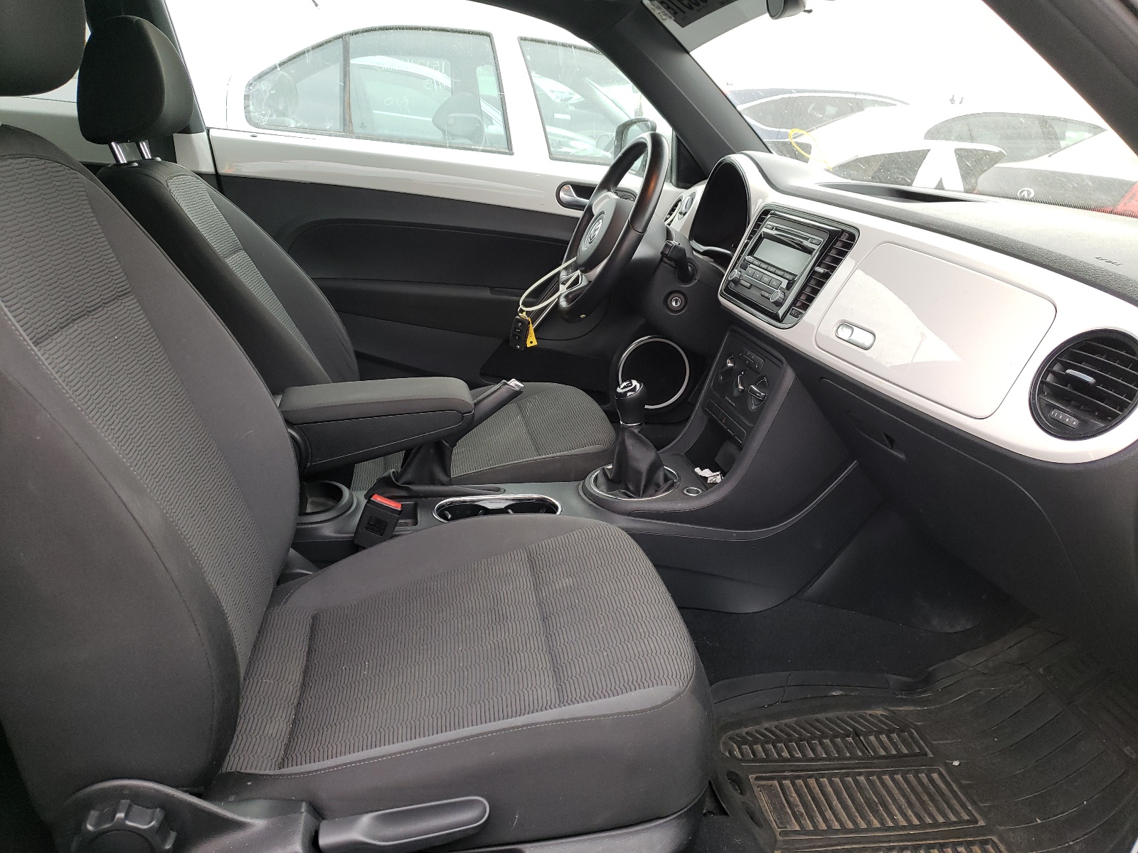 Photo 5 from auction – 2012 VOLKSWAGEN BEETLE with VIN 3VWHX7AT6CM619734