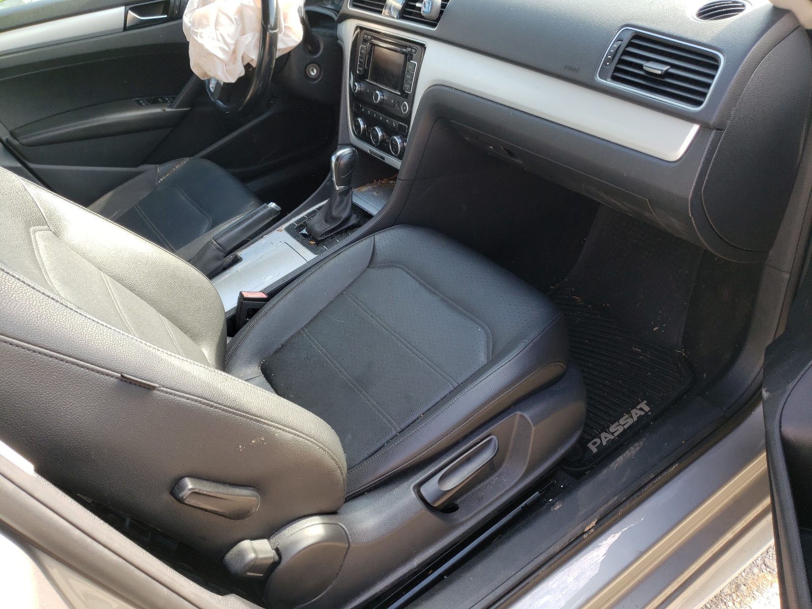 Photo 5 from auction – 2012 VOLKSWAGEN PASSAT SE with VIN 1VWBP7A39CC041474